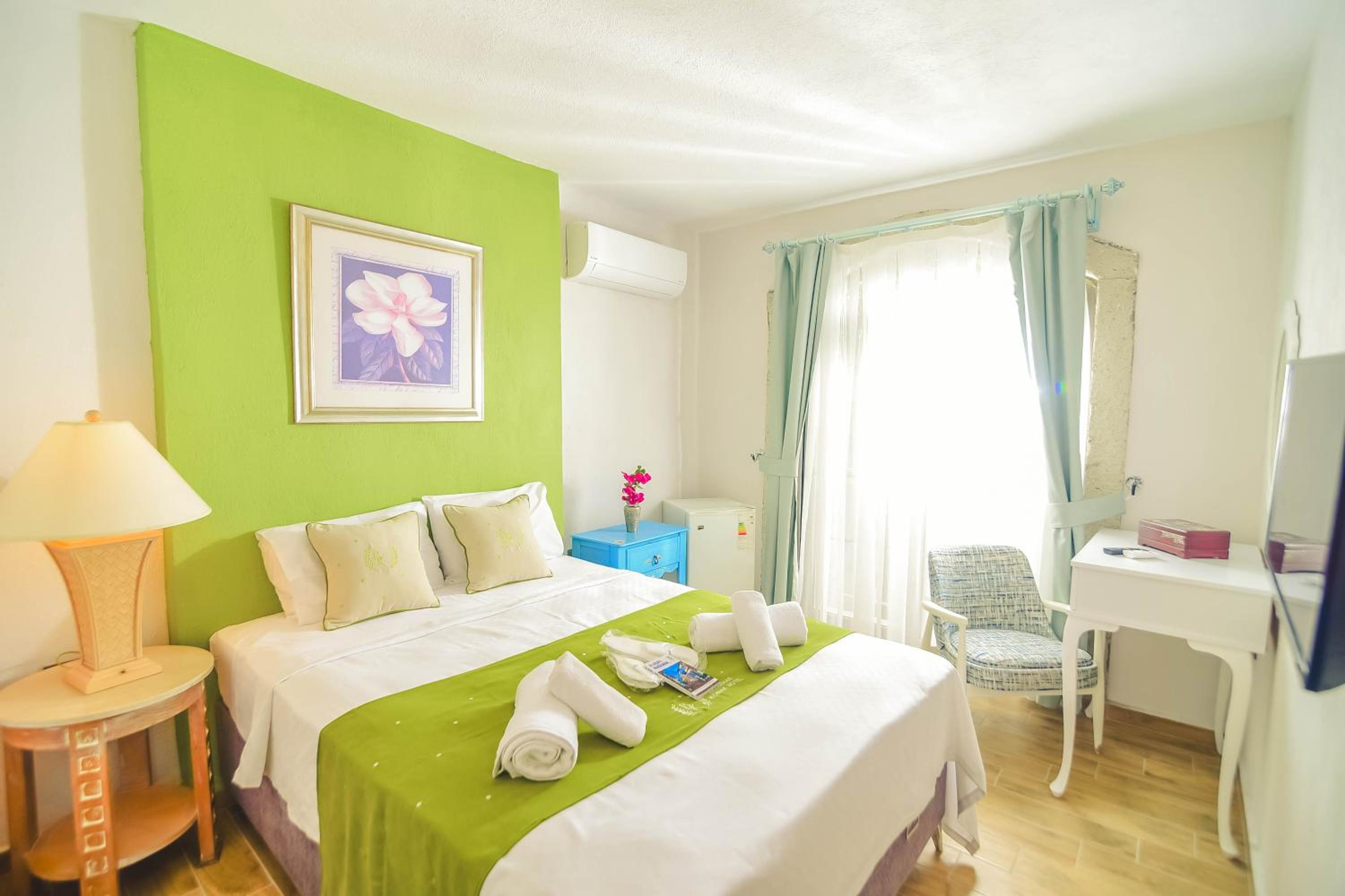 Deluxe Double Room with Balcony - Photo 7