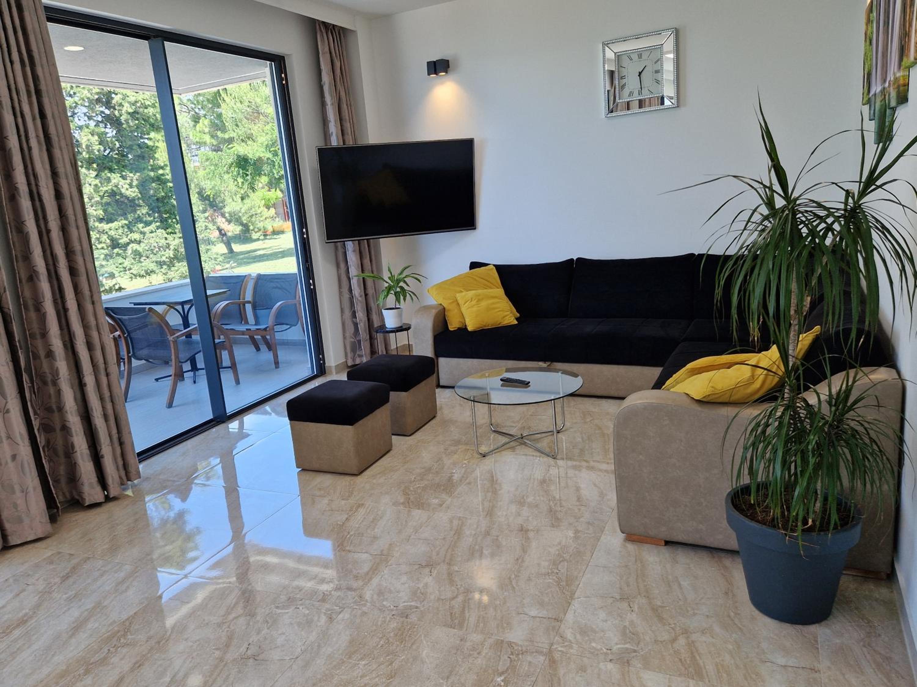 One-Bedroom Apartment with Sea View photo 3