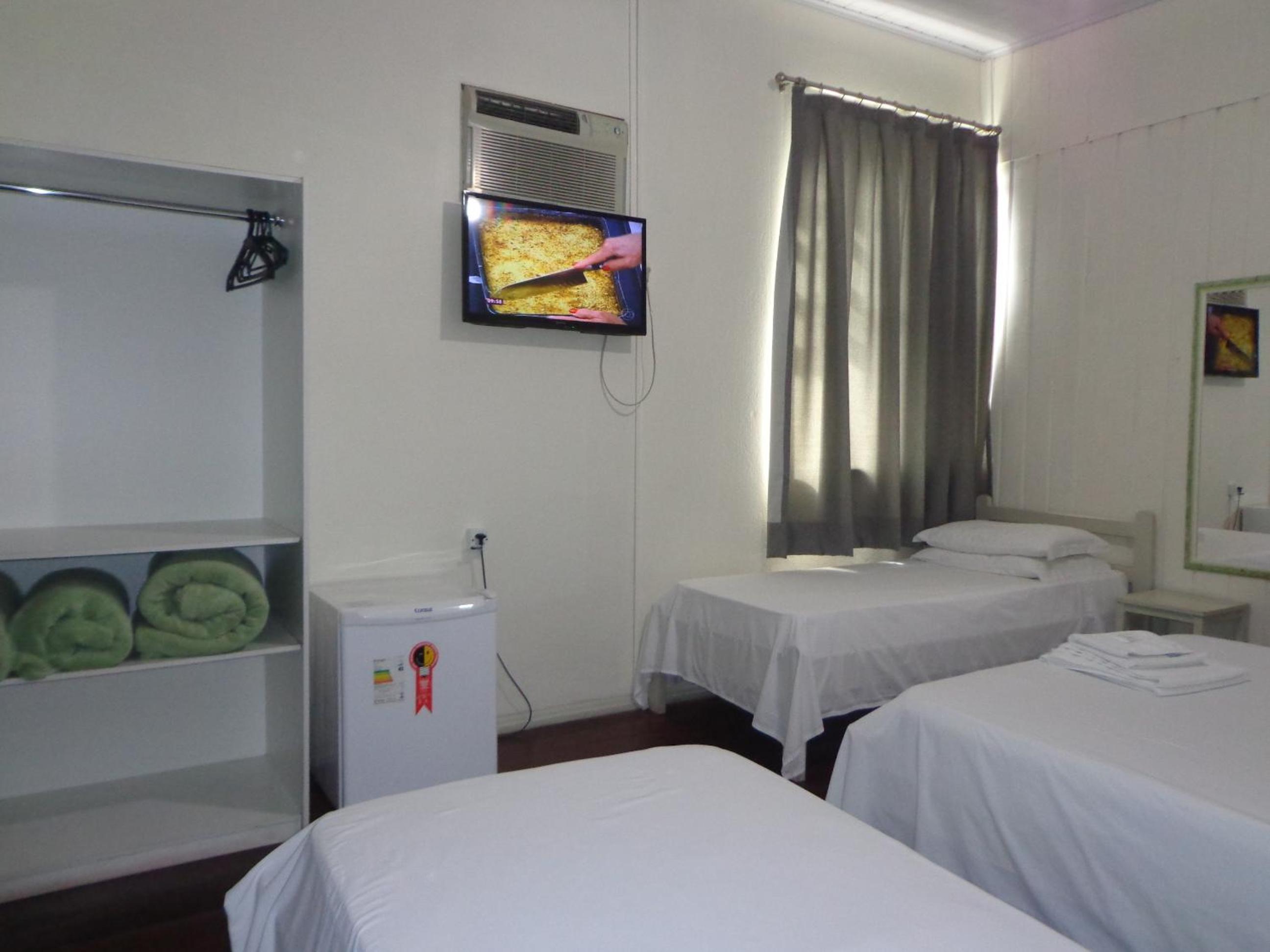 Quarto Família 1 cama de casal e 2 de solteiro photo 2