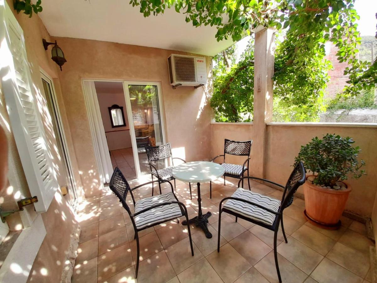 One-Bedroom Apartment with Terrace photo 1