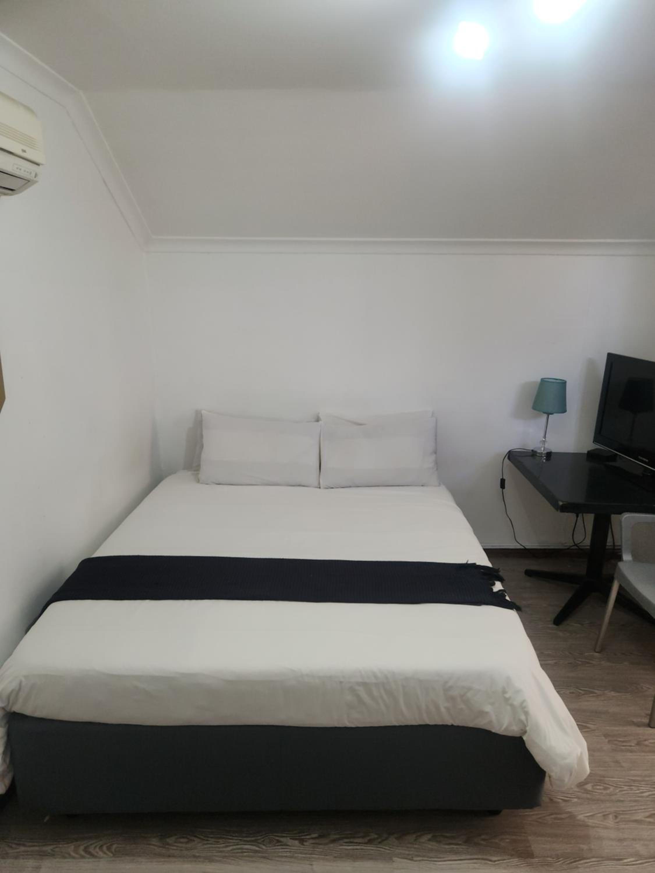Budget Double Room - Photo 6