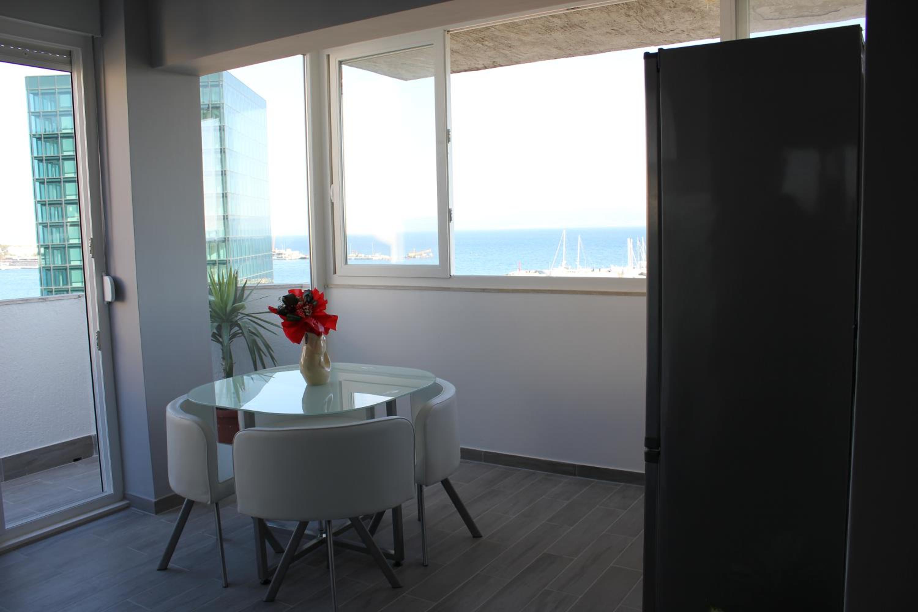 Apartment with Sea View - Photo 4