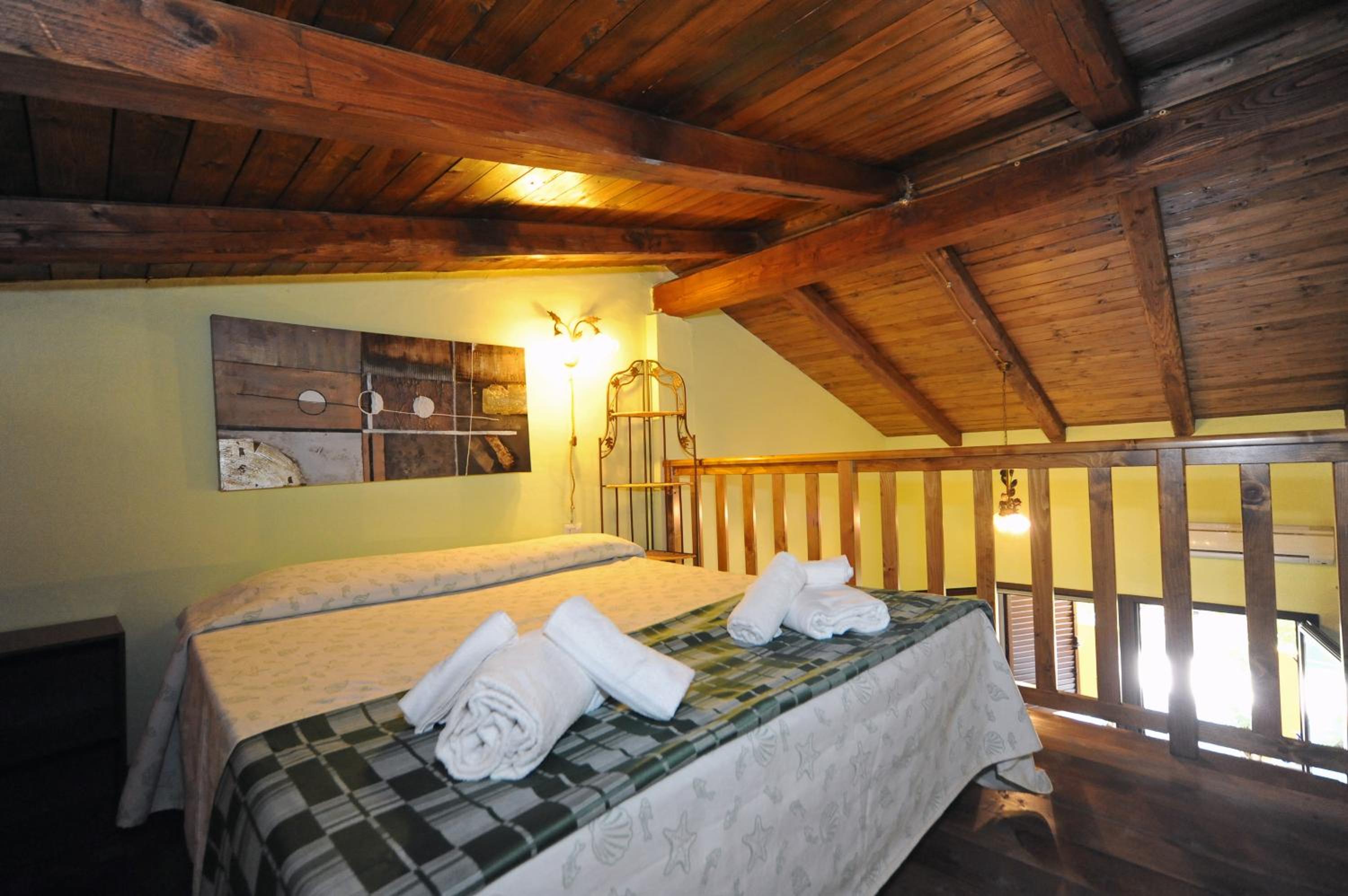 Studio - Split Level - Photo 2