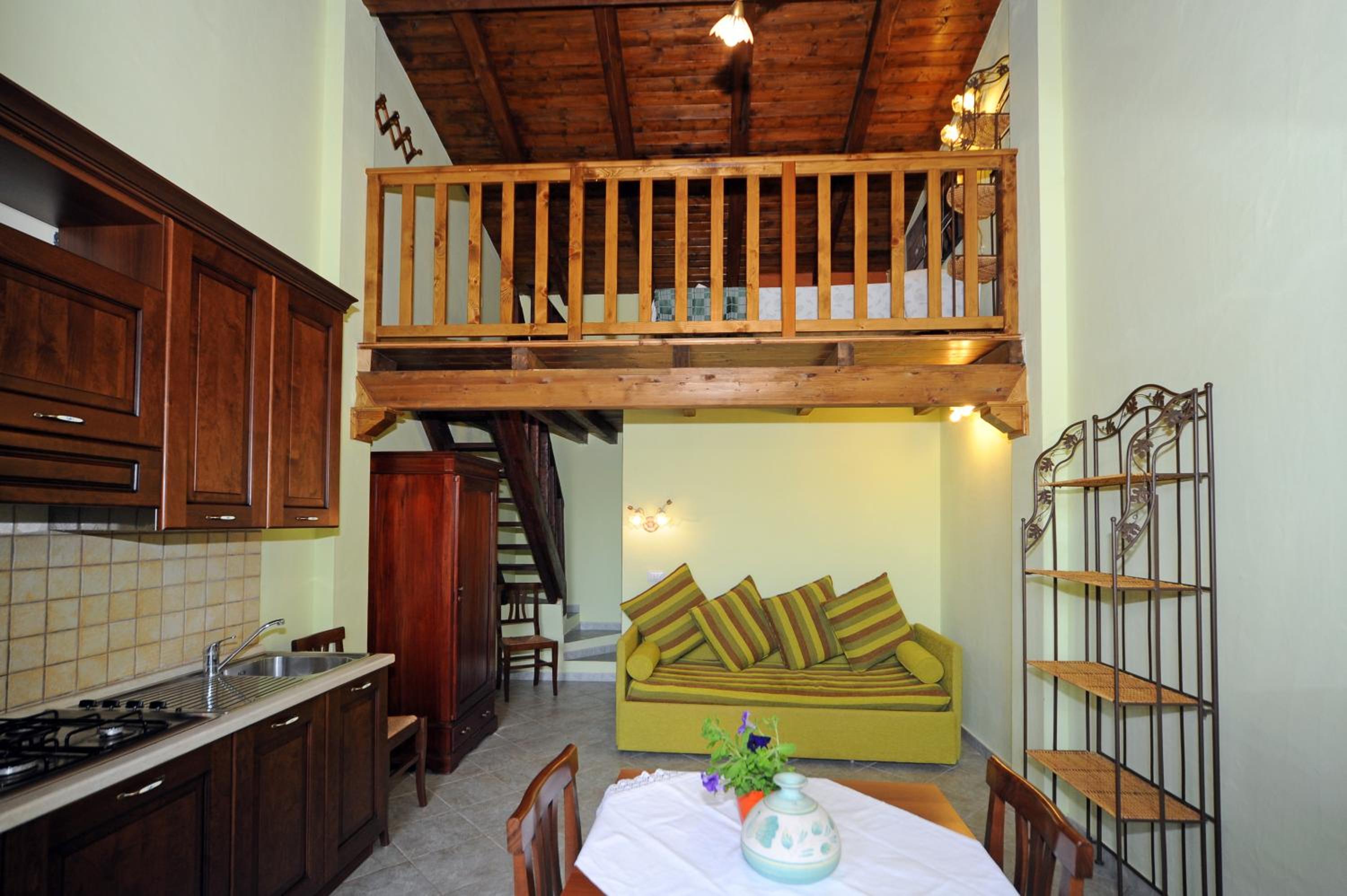 Studio - Split Level - Photo 3