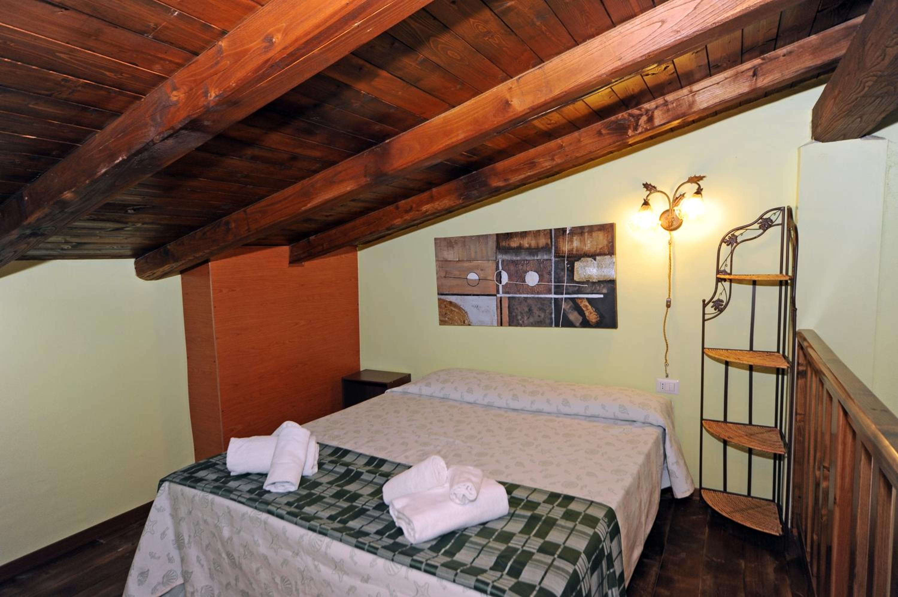 Studio - Split Level - Photo 1