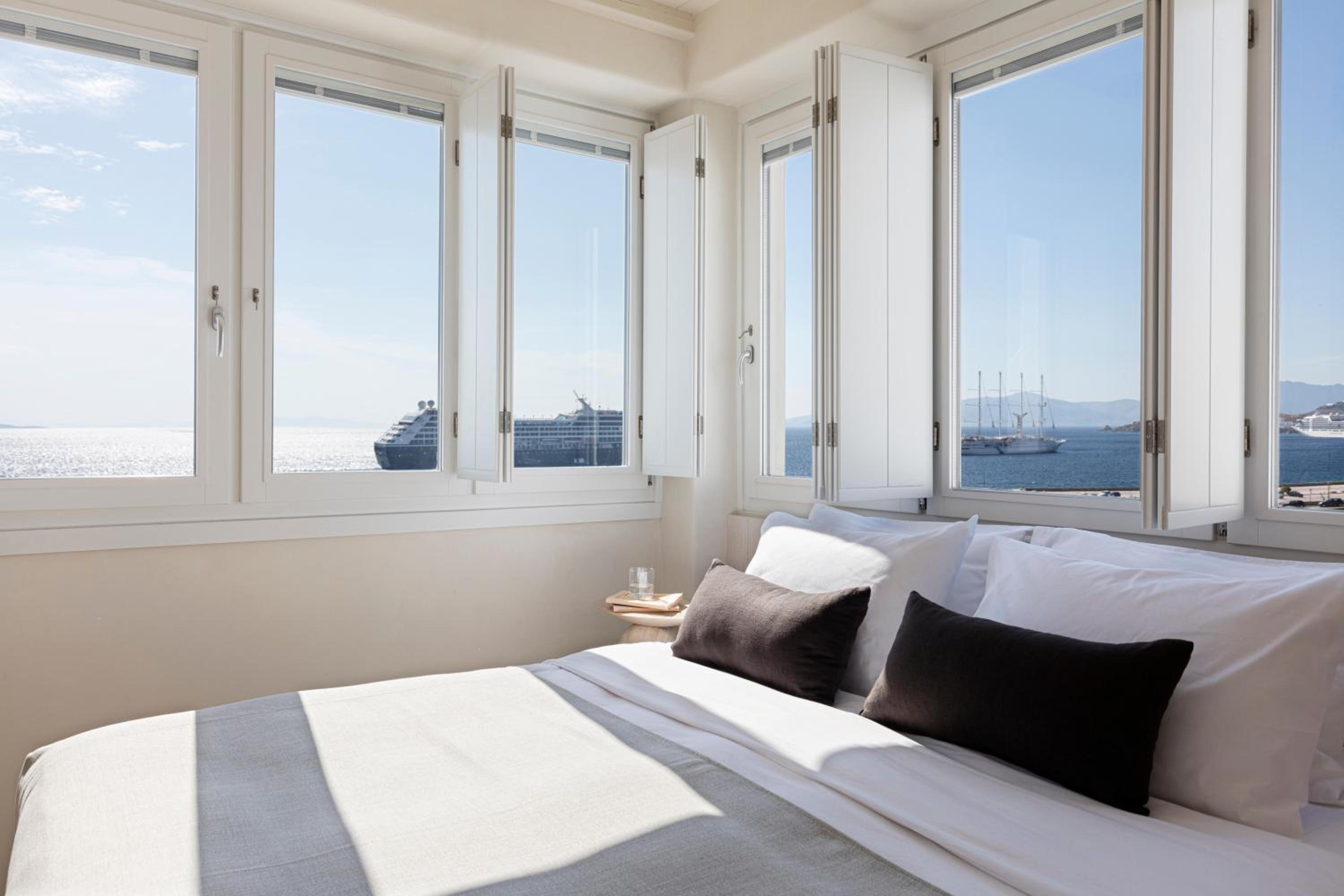 Superior Suite with Sea View - Photo 4