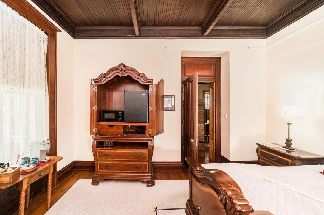 Deluxe King Suite photo 3