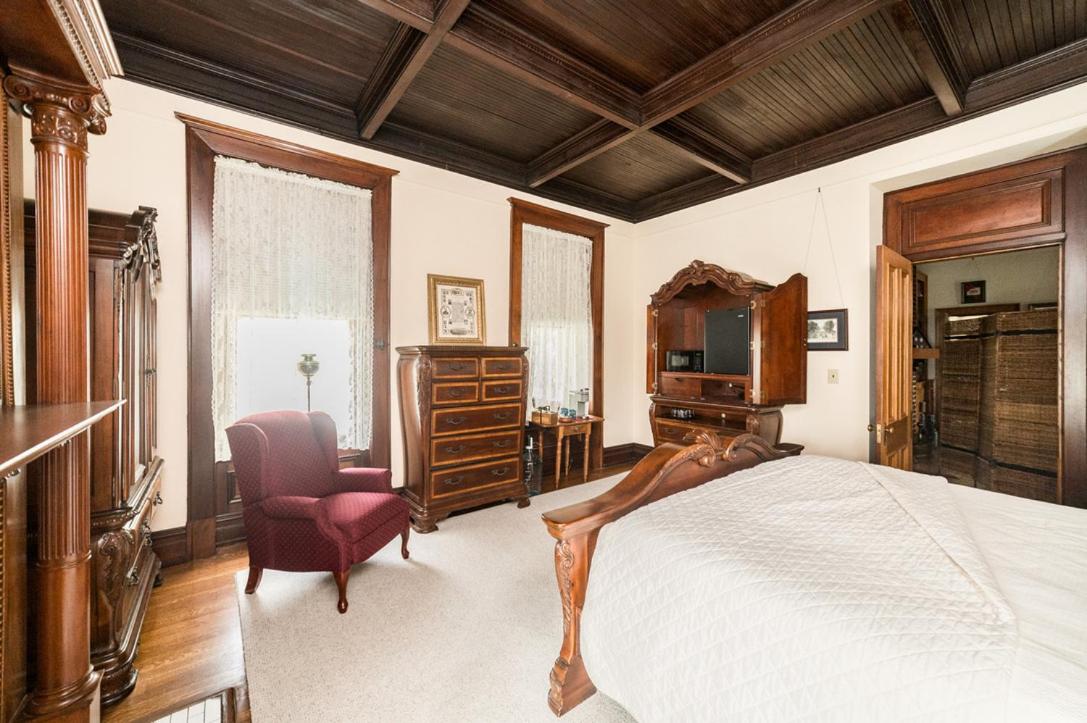 Deluxe King Suite photo 1