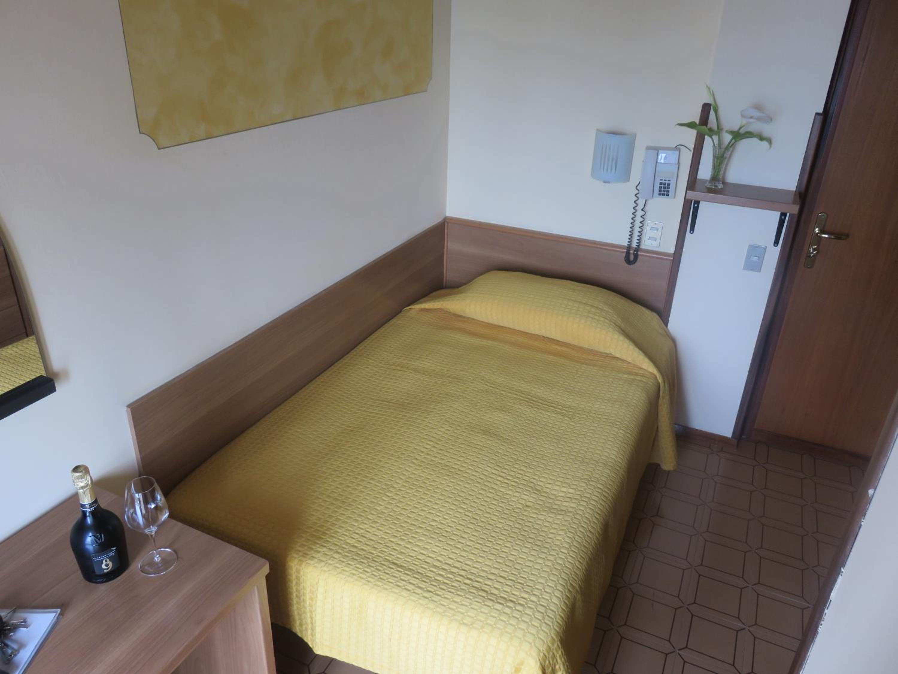 Single Room with Lake View and Balcony photo 1