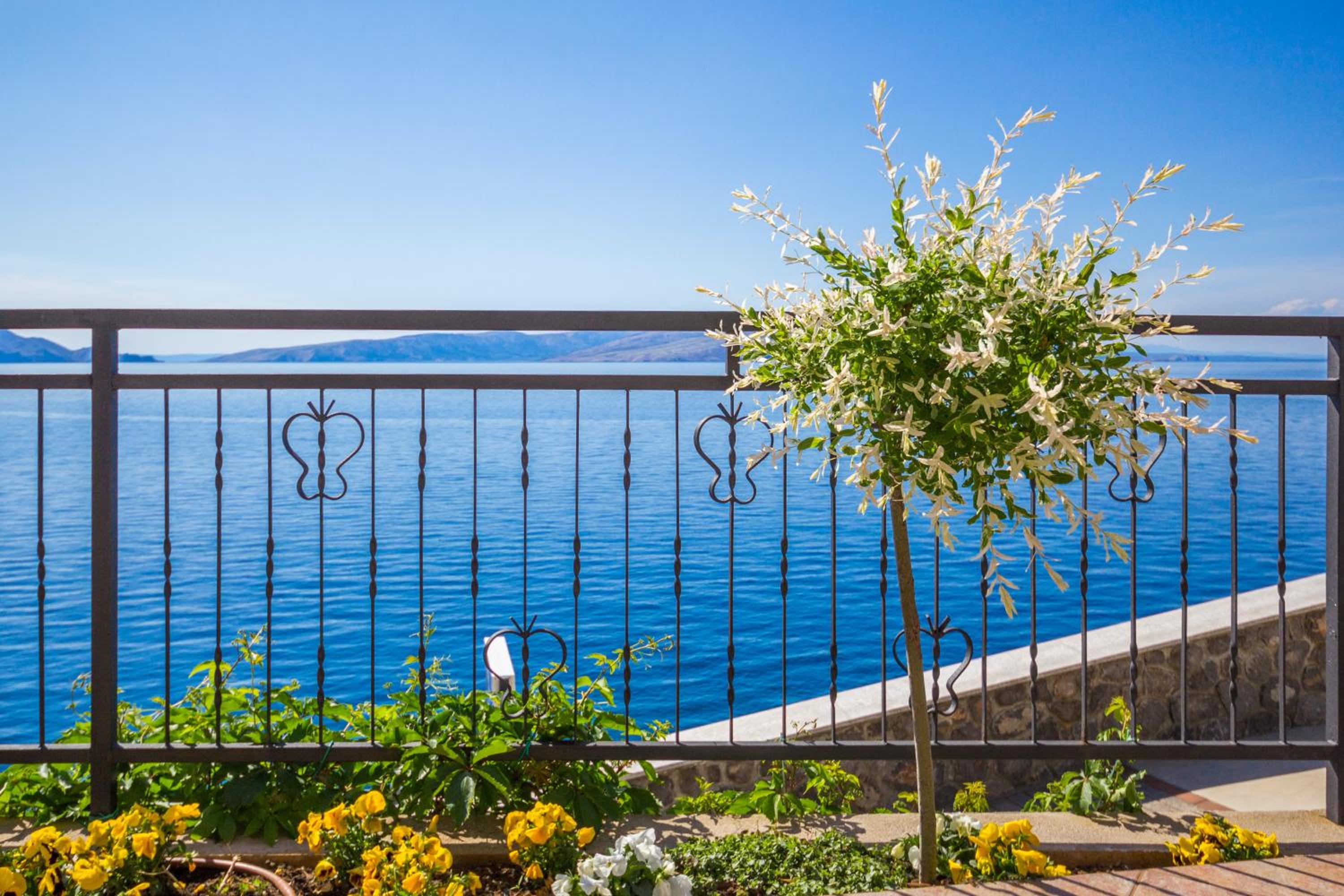 Double Room with Balcony and Sea View - Photo 11