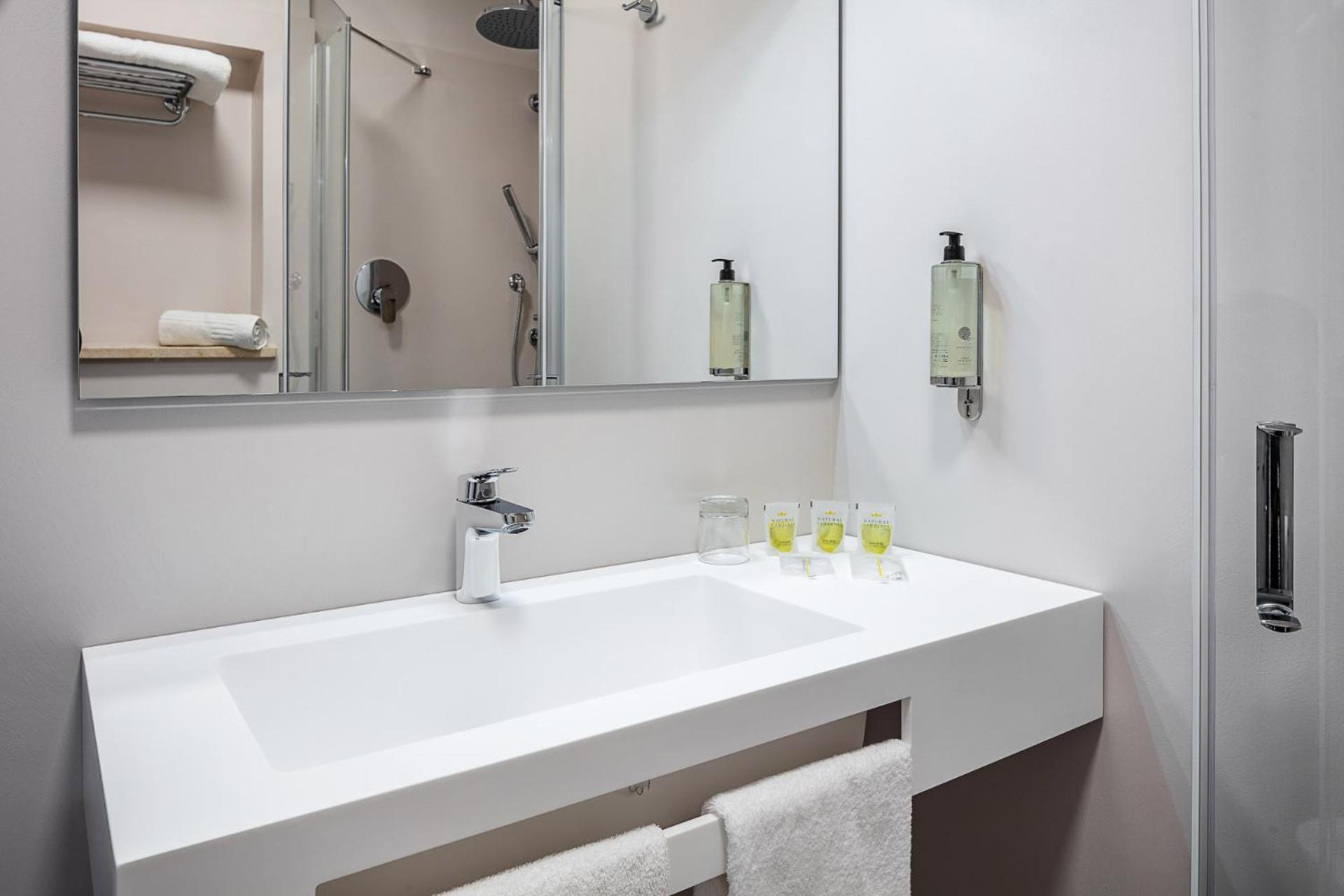 Double Room - Photo 6