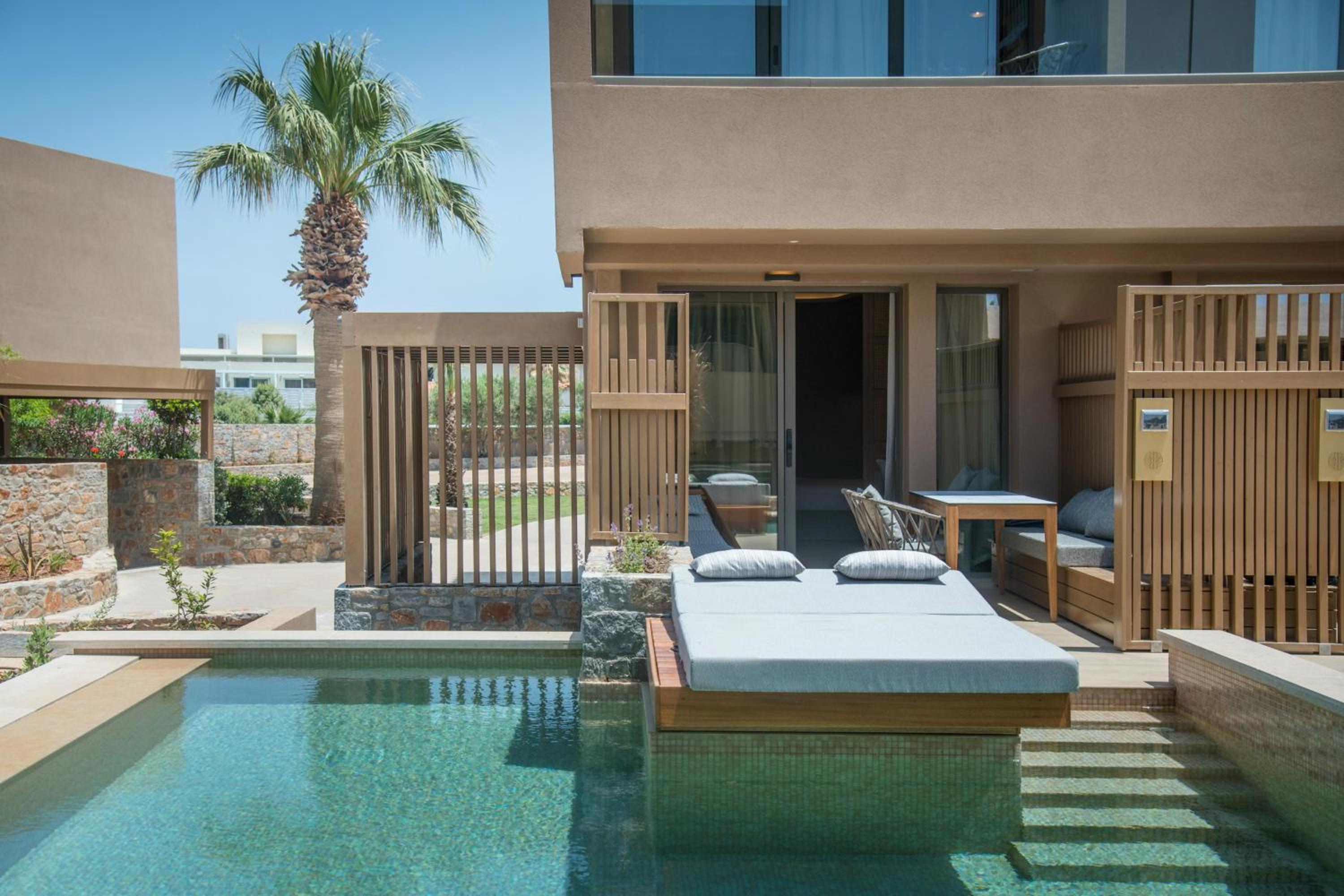 Classic Family Room with Private Pool thumbnail 5