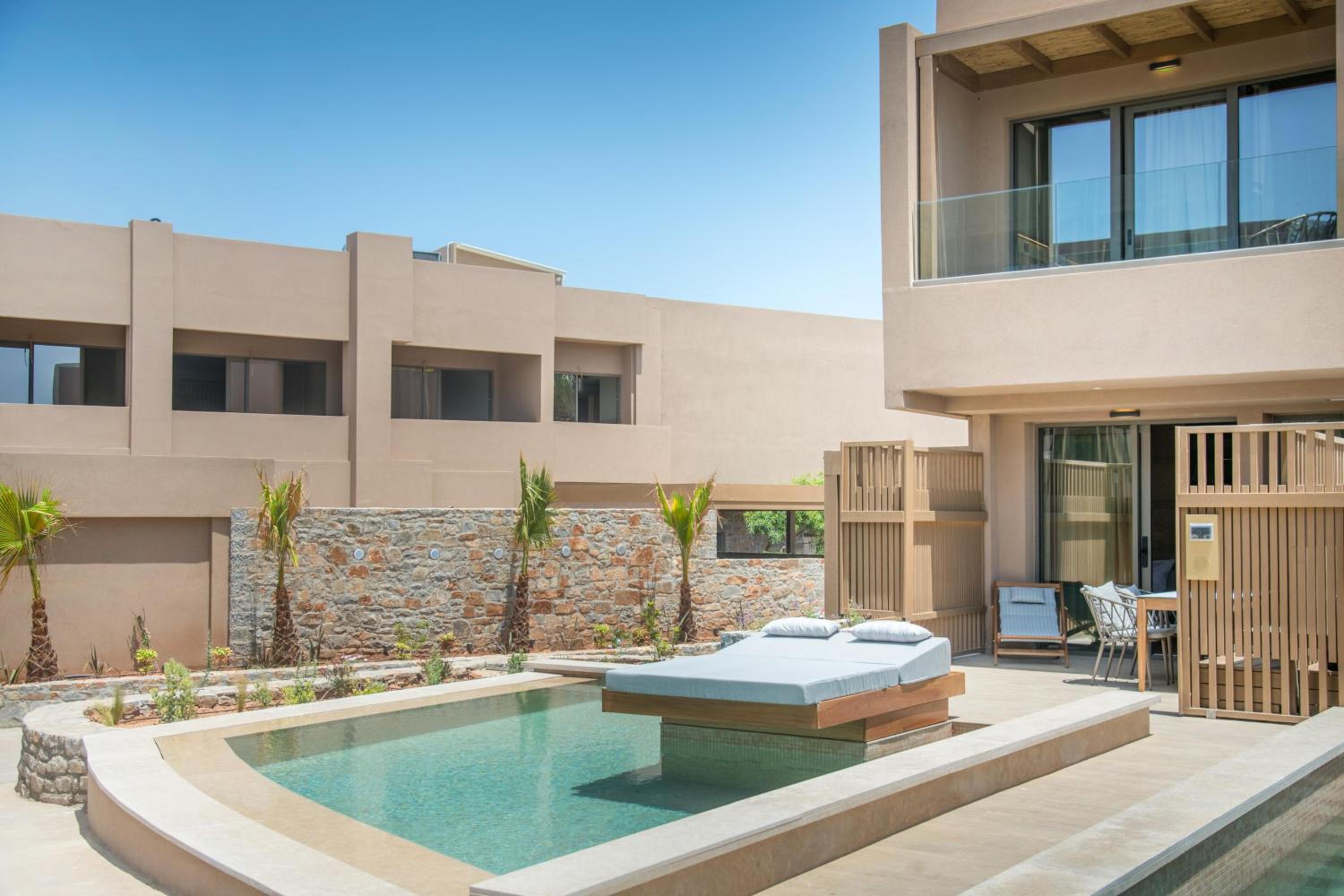 Classic Family Room with Private Pool thumbnail 6