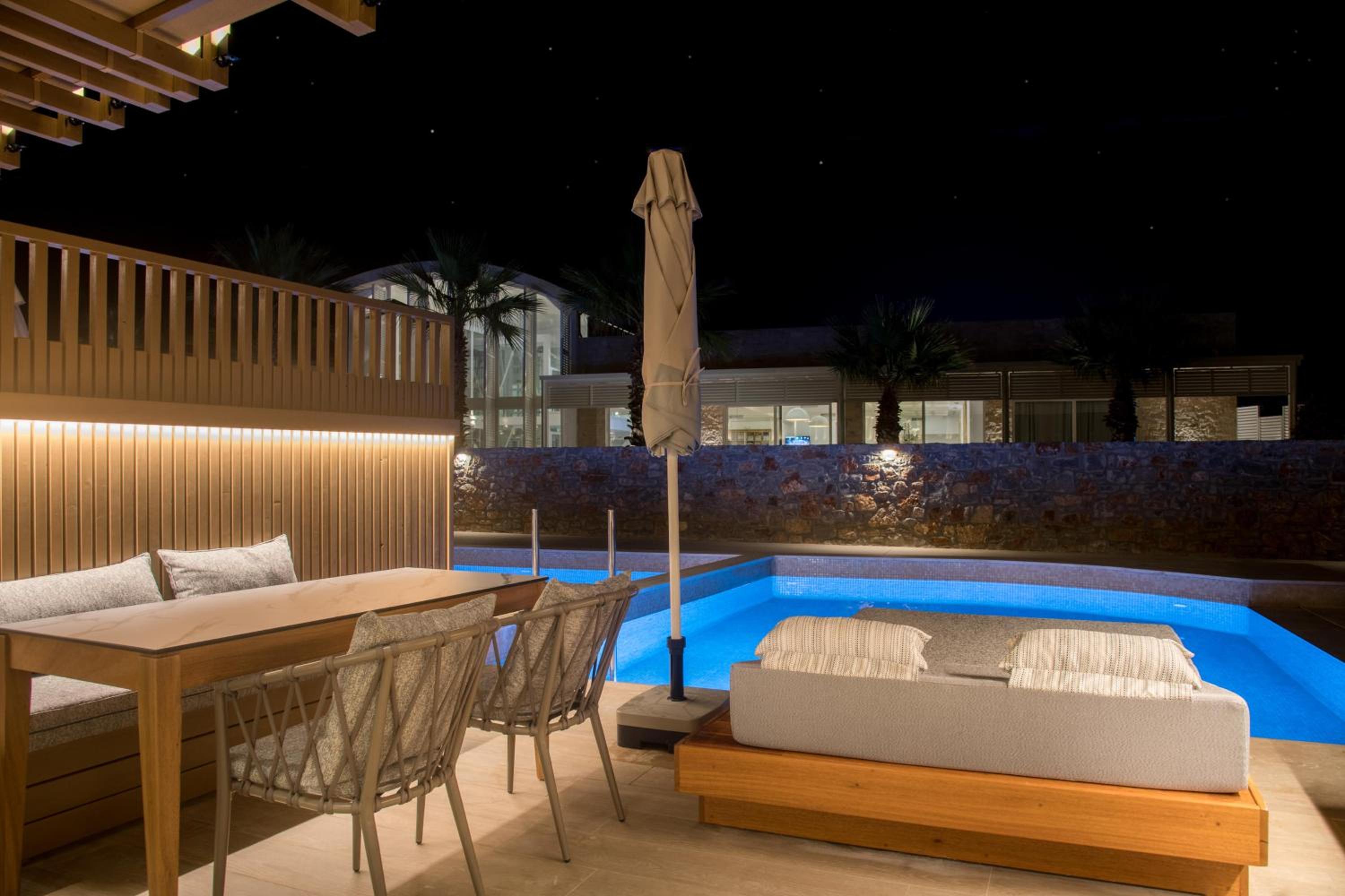 Classic Family Room with Private Pool - Photo 20