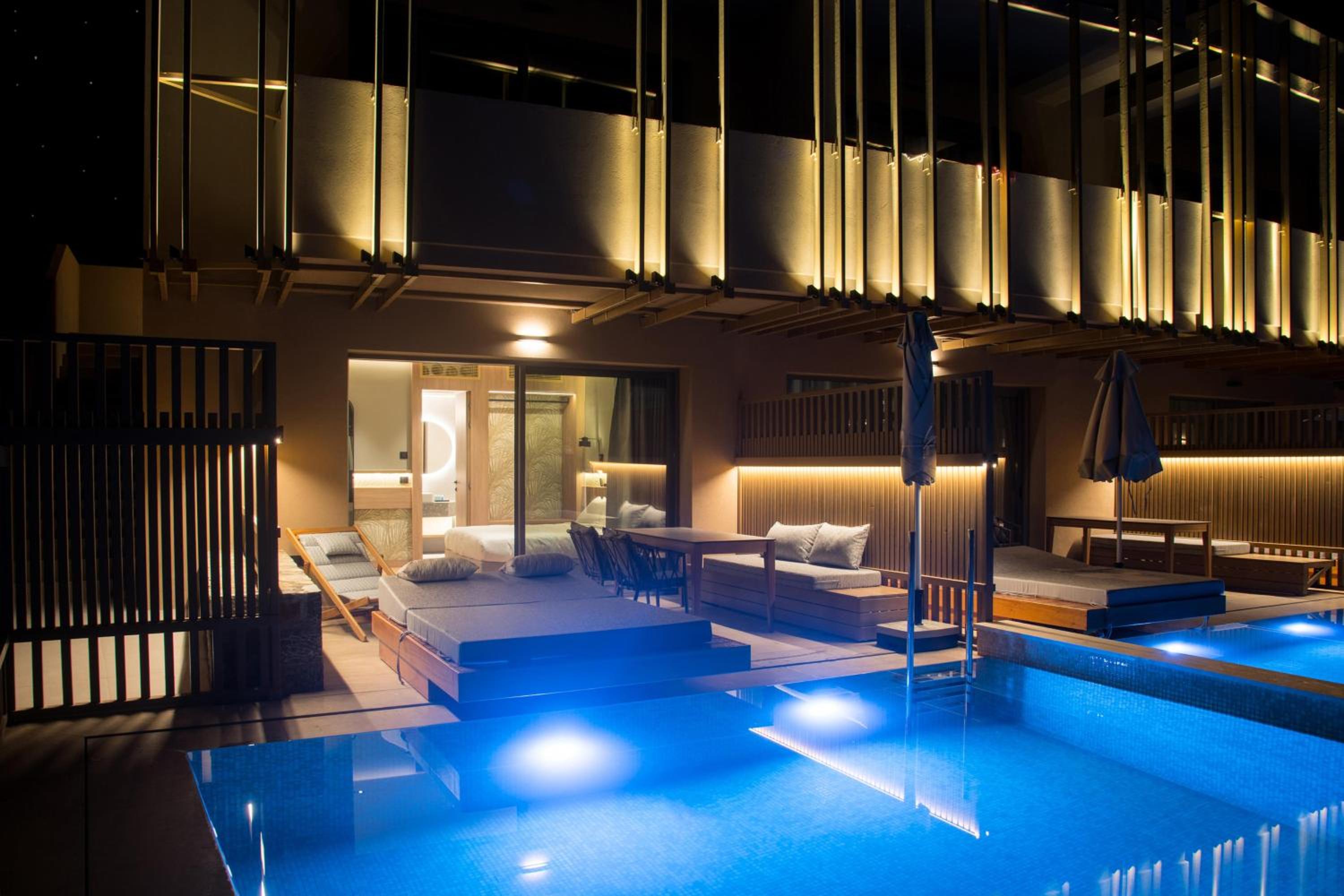 Classic Family Room with Private Pool - Photo 23