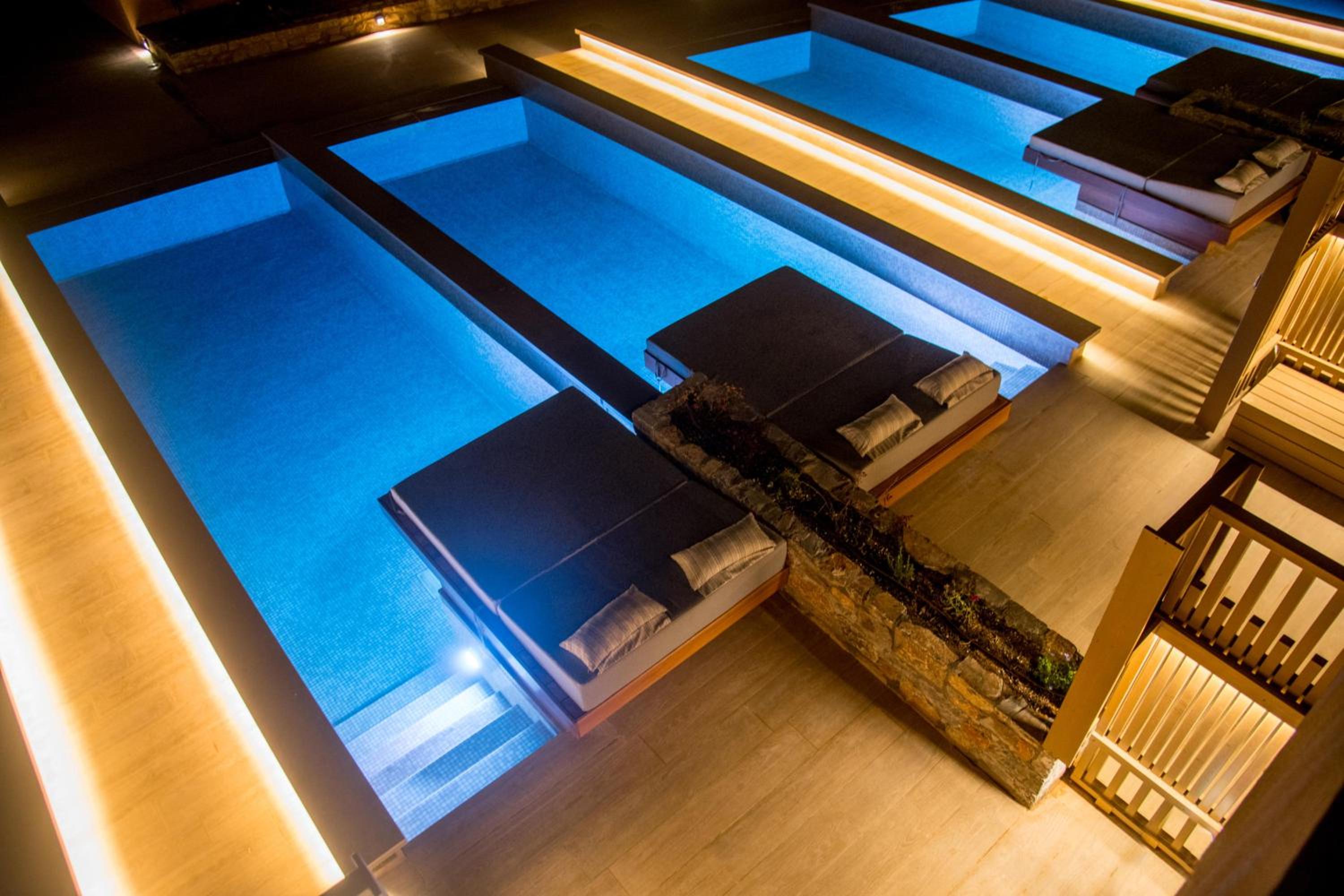 Classic Family Room with Private Pool thumbnail 5