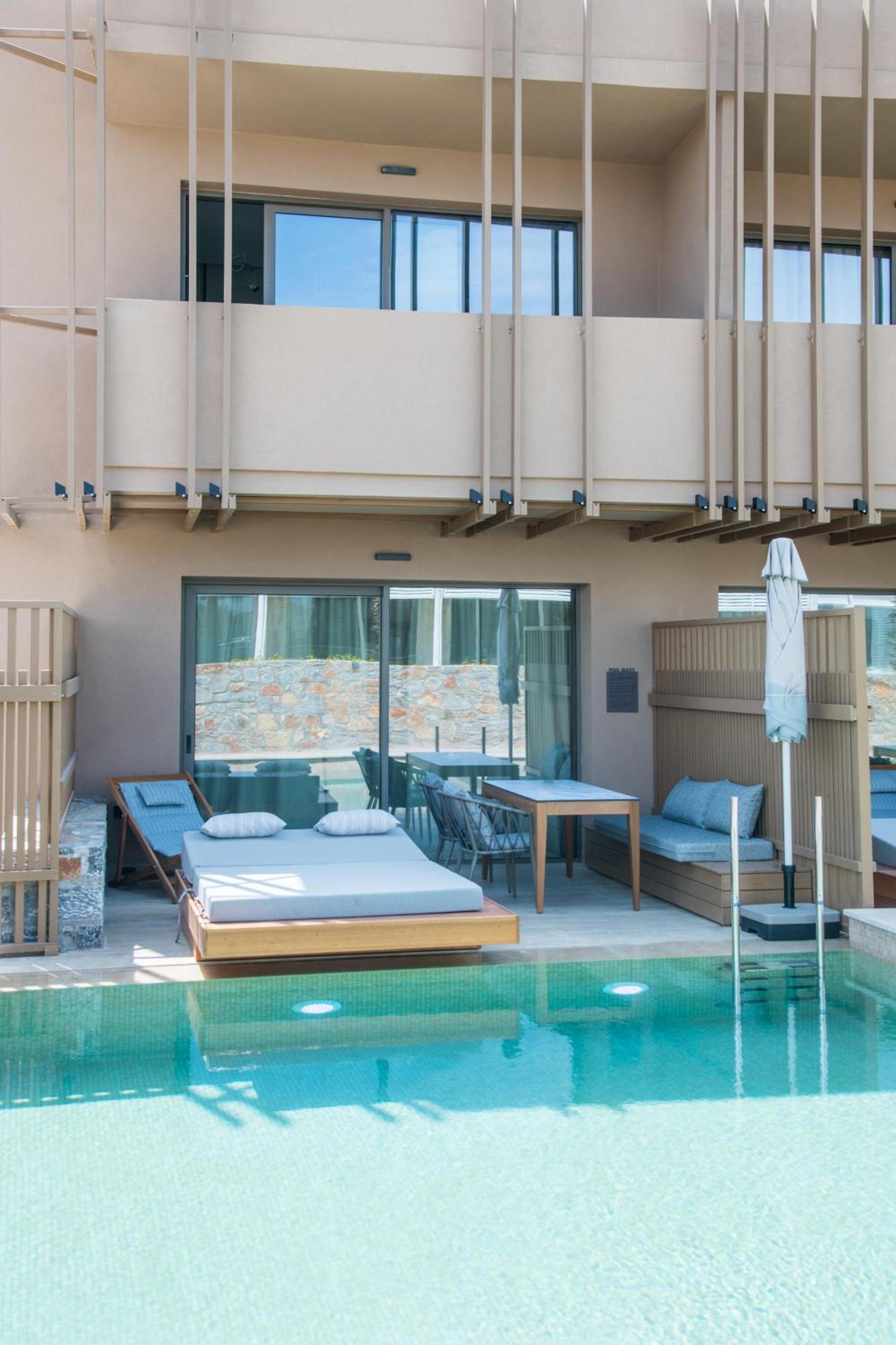 Classic Family Room with Private Pool thumbnail 6