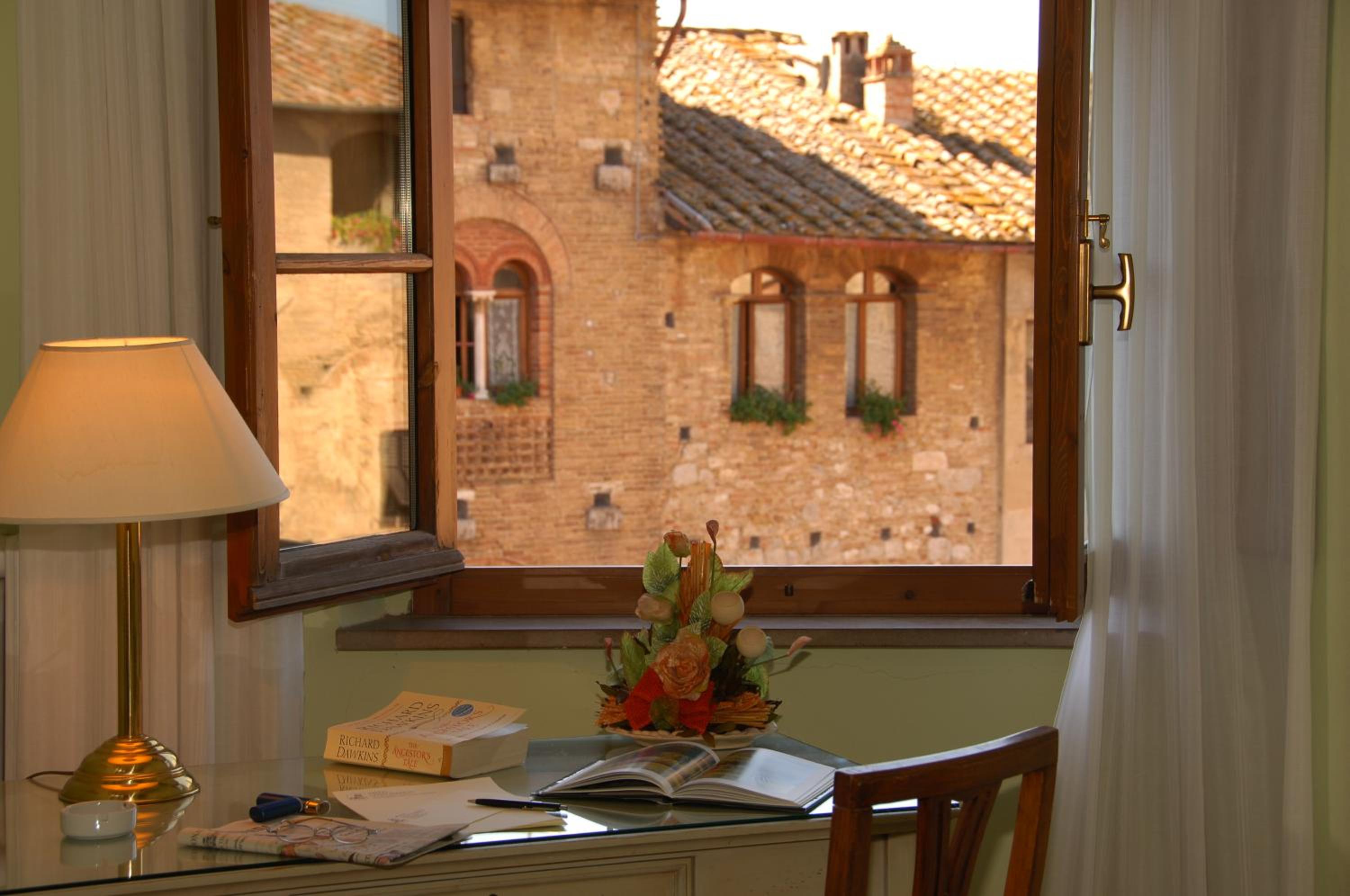Double or Twin Room with City View - Photo 6