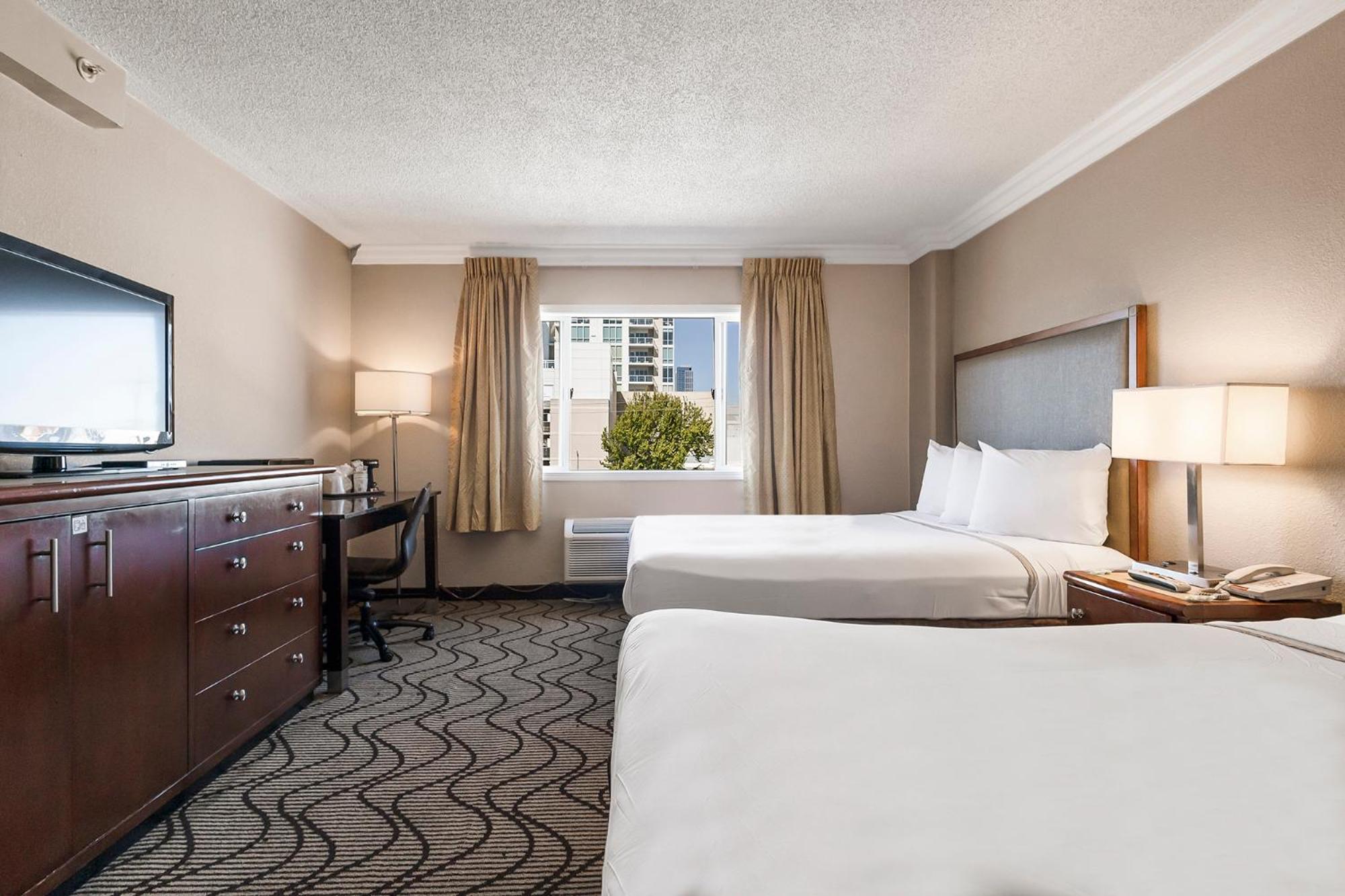 Queen Room with Two Queen Beds - Non-Smoking - Photo 3