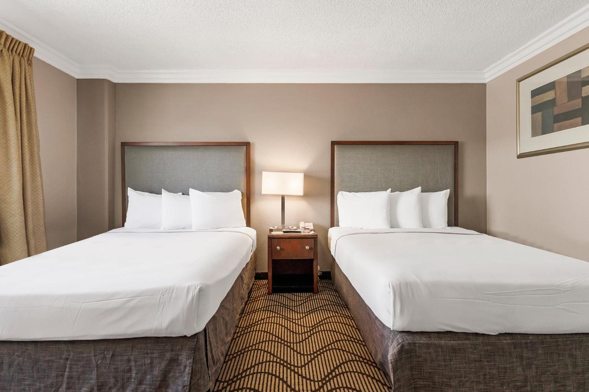 Queen Room with Two Queen Beds - Non-Smoking - Photo 4