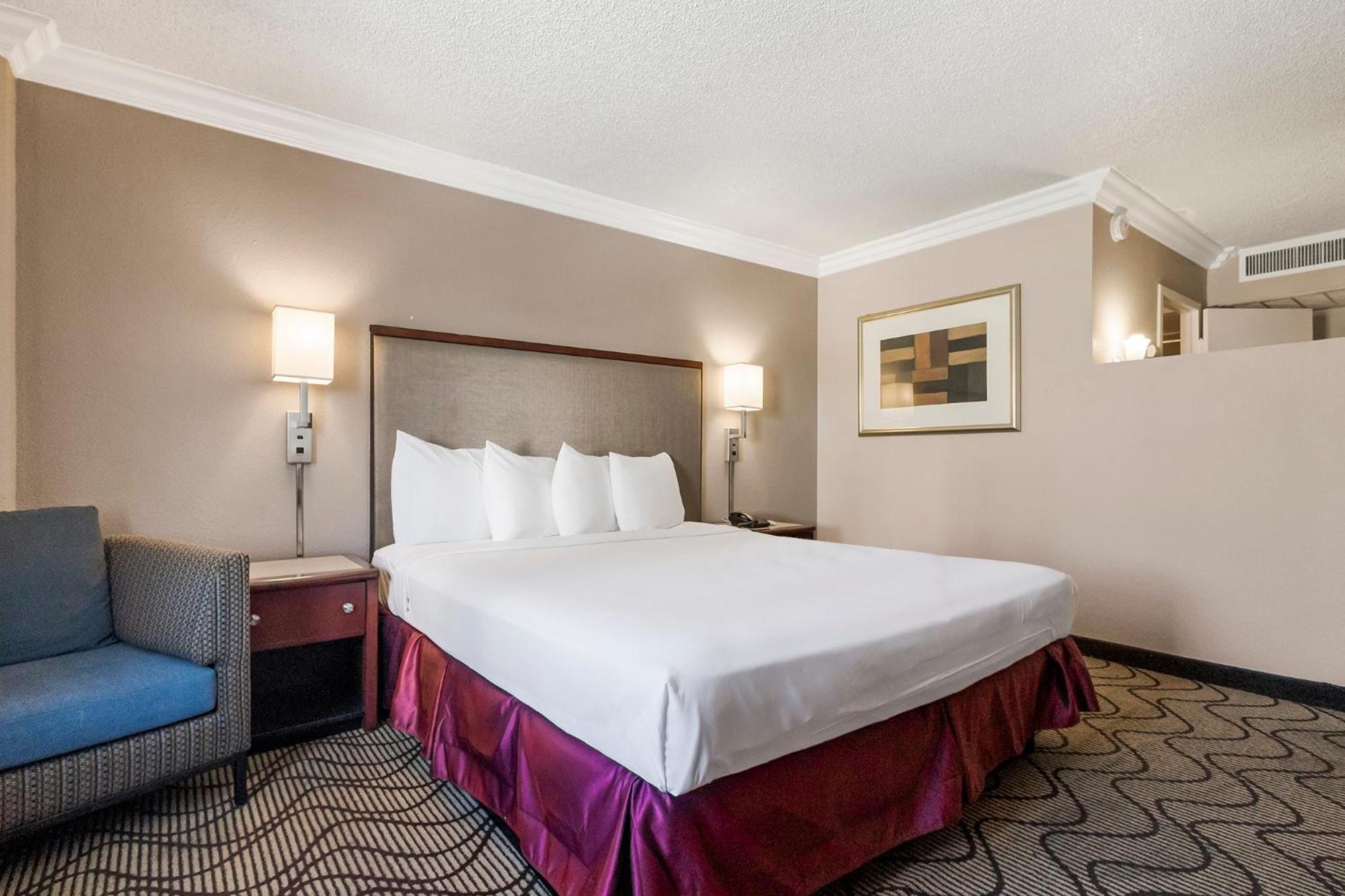 King Room - Non-Smoking - Photo 3
