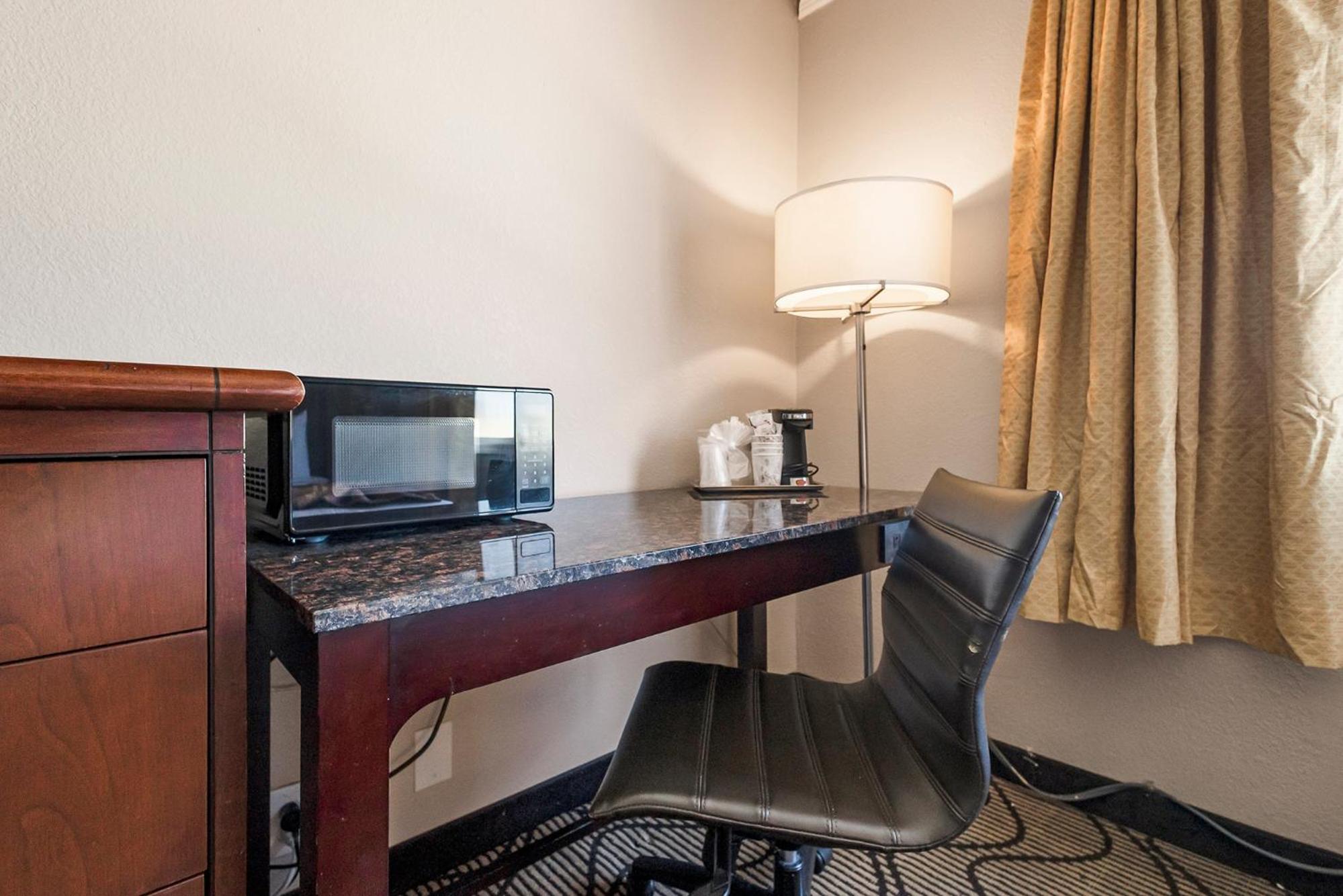 King Room - Non-Smoking - Photo 1