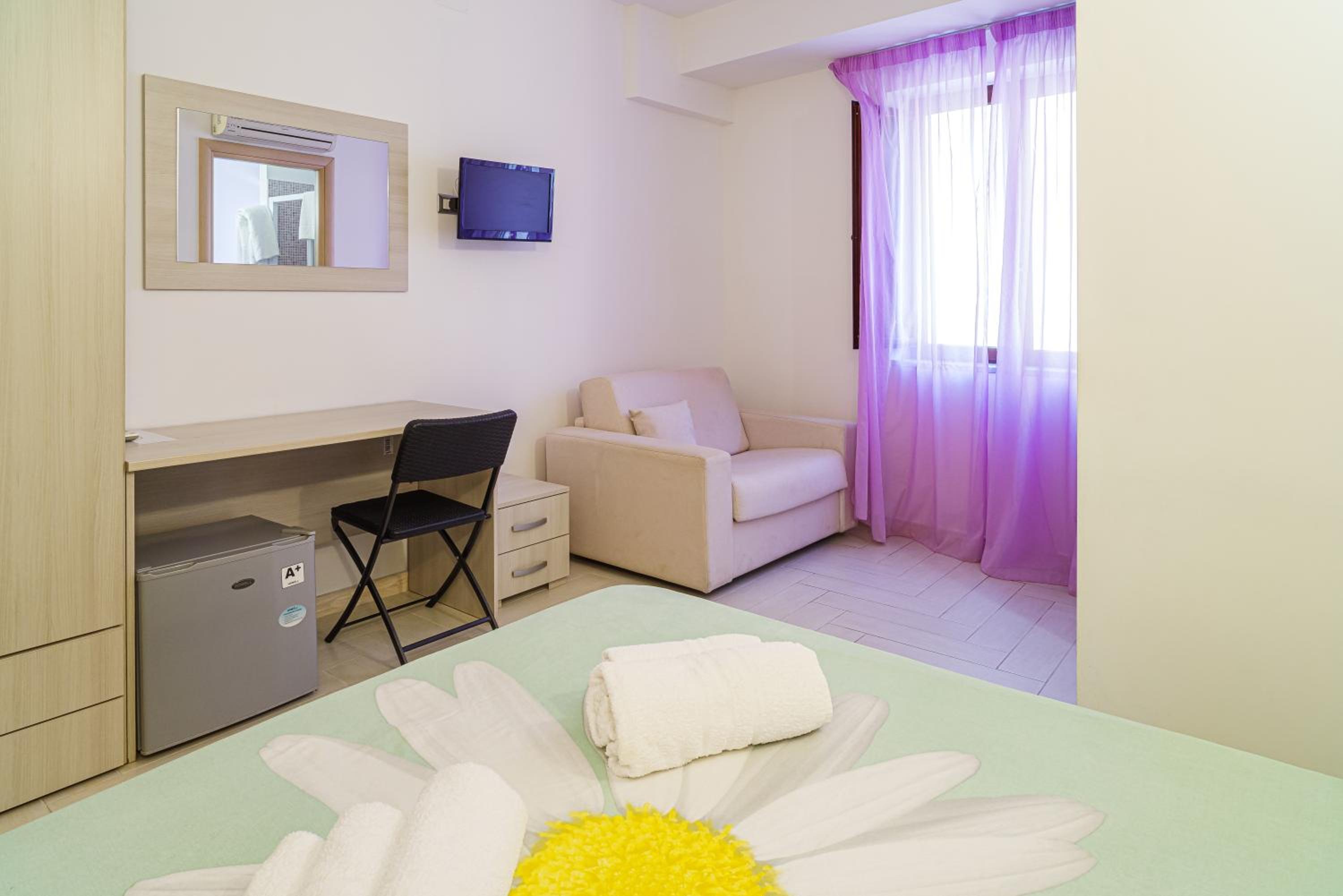 Economy Triple Room photo 3
