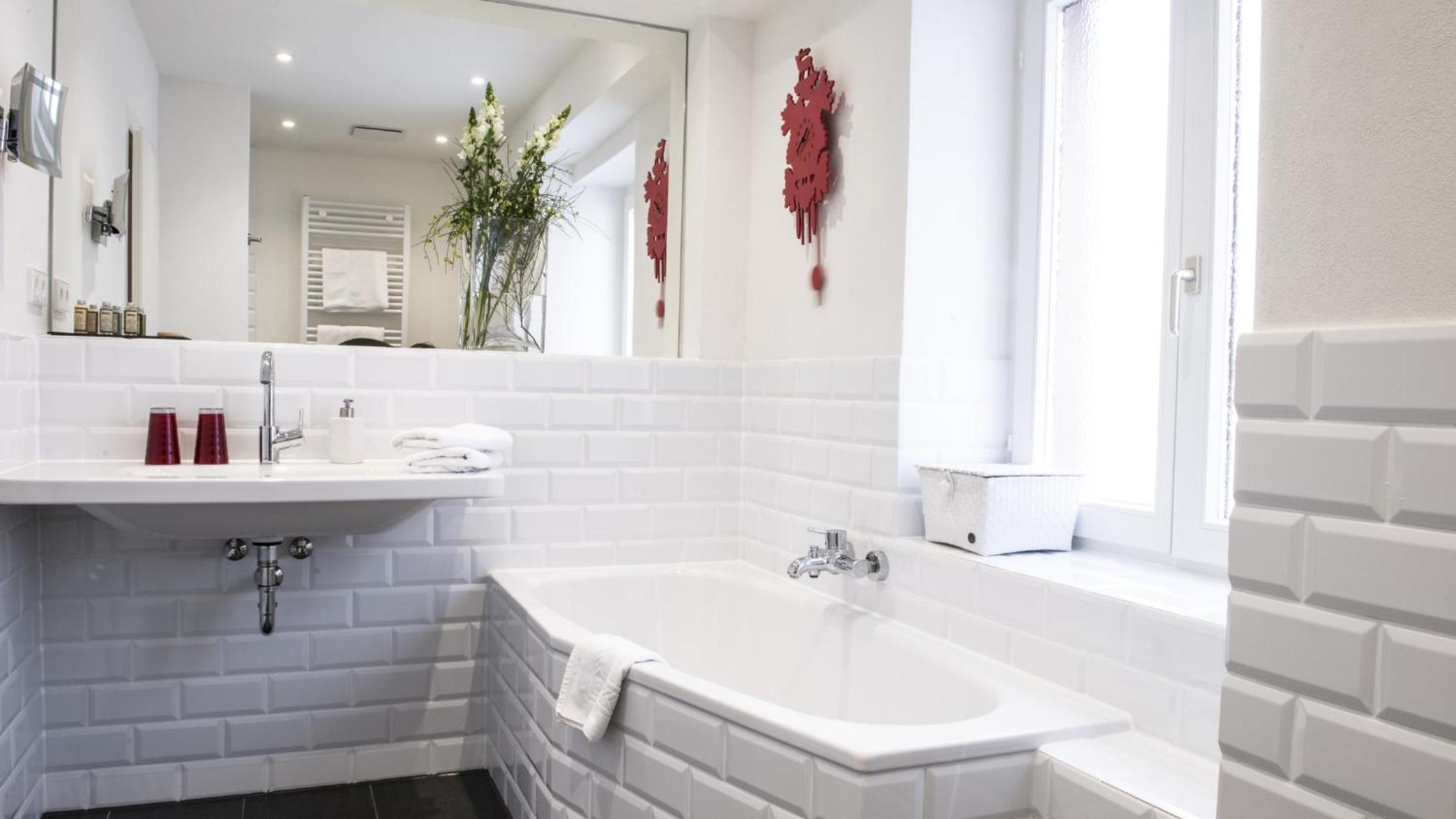 Junior Suite with Balcony - Photo 7