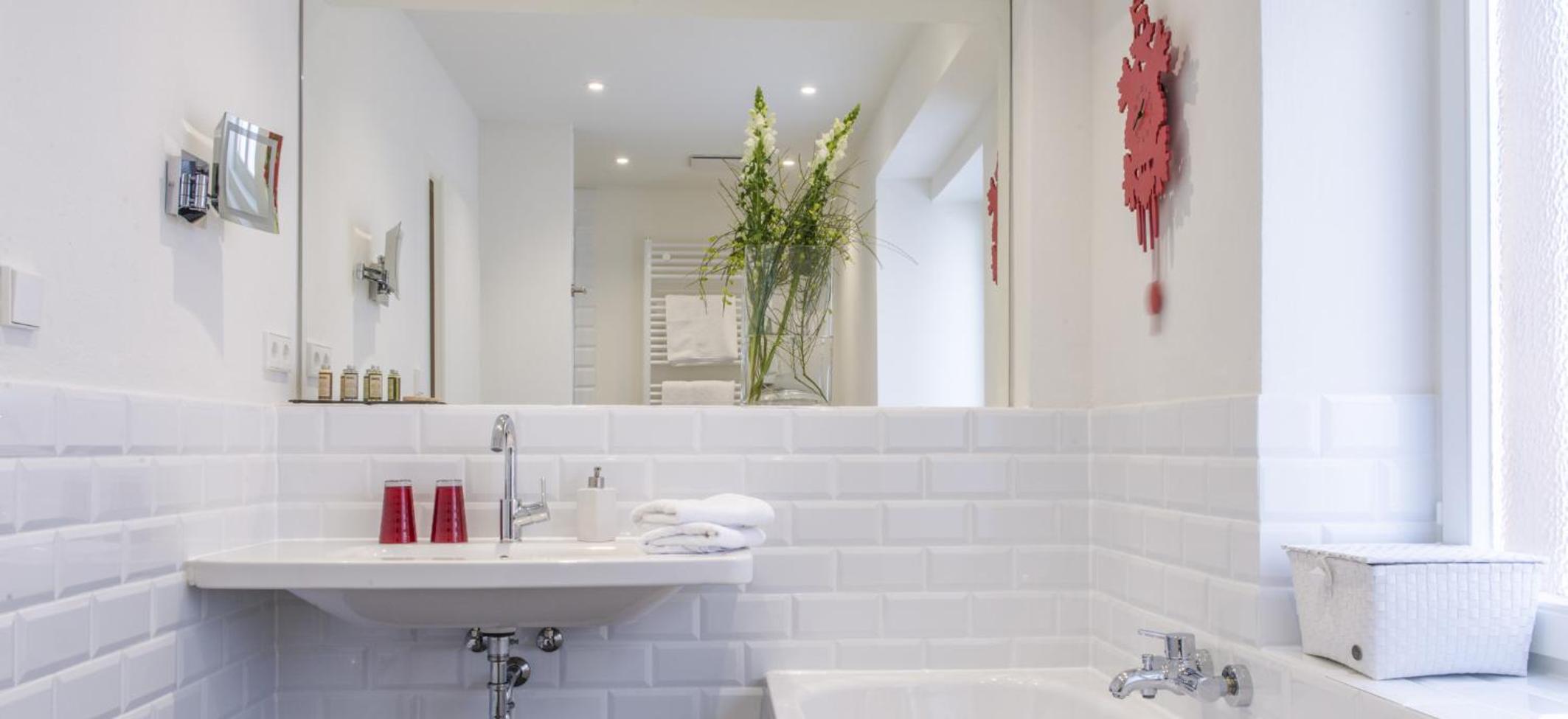 Junior Suite with Balcony - Photo 12