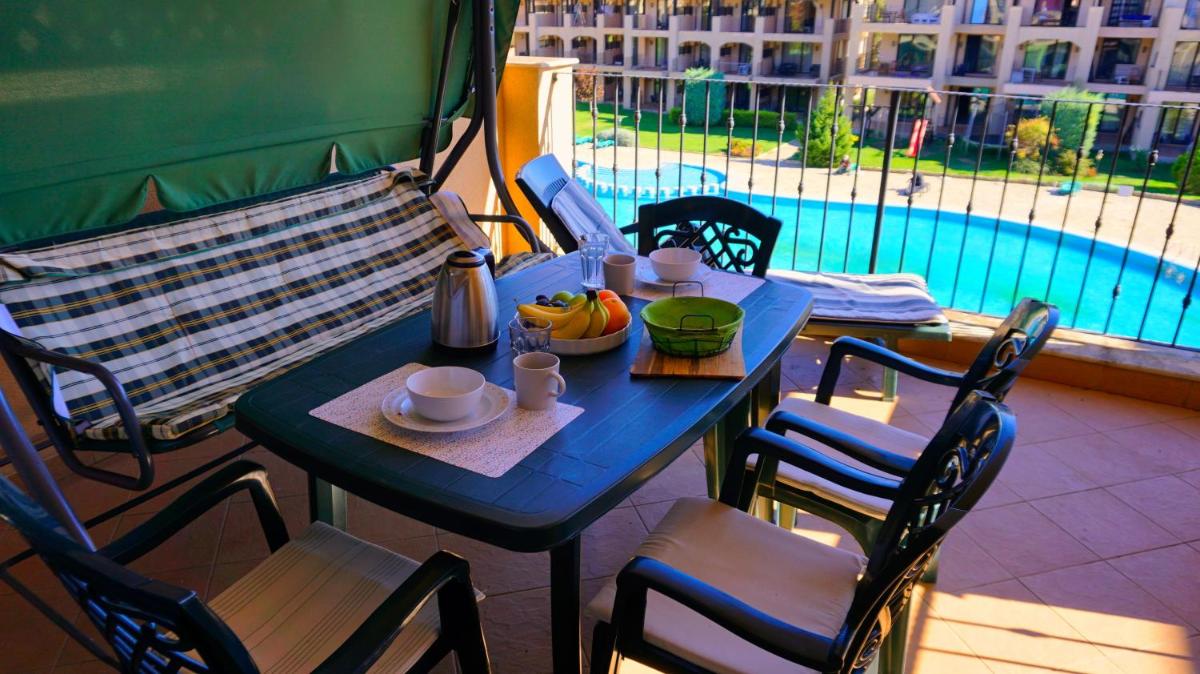 Apartment with Pool View