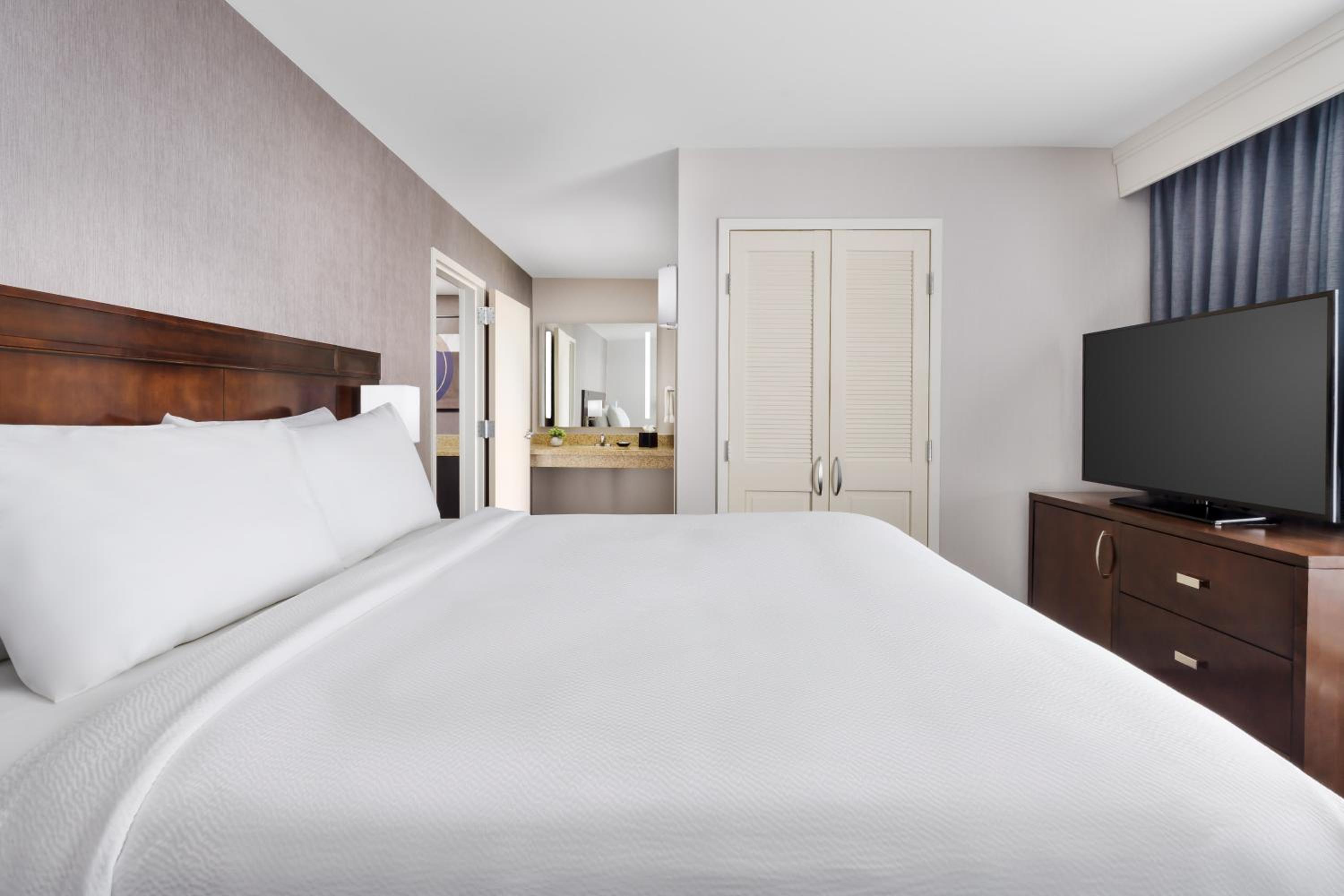 1 Bedroom 2 room Suite, 1 King, Sofa bed - Photo 2