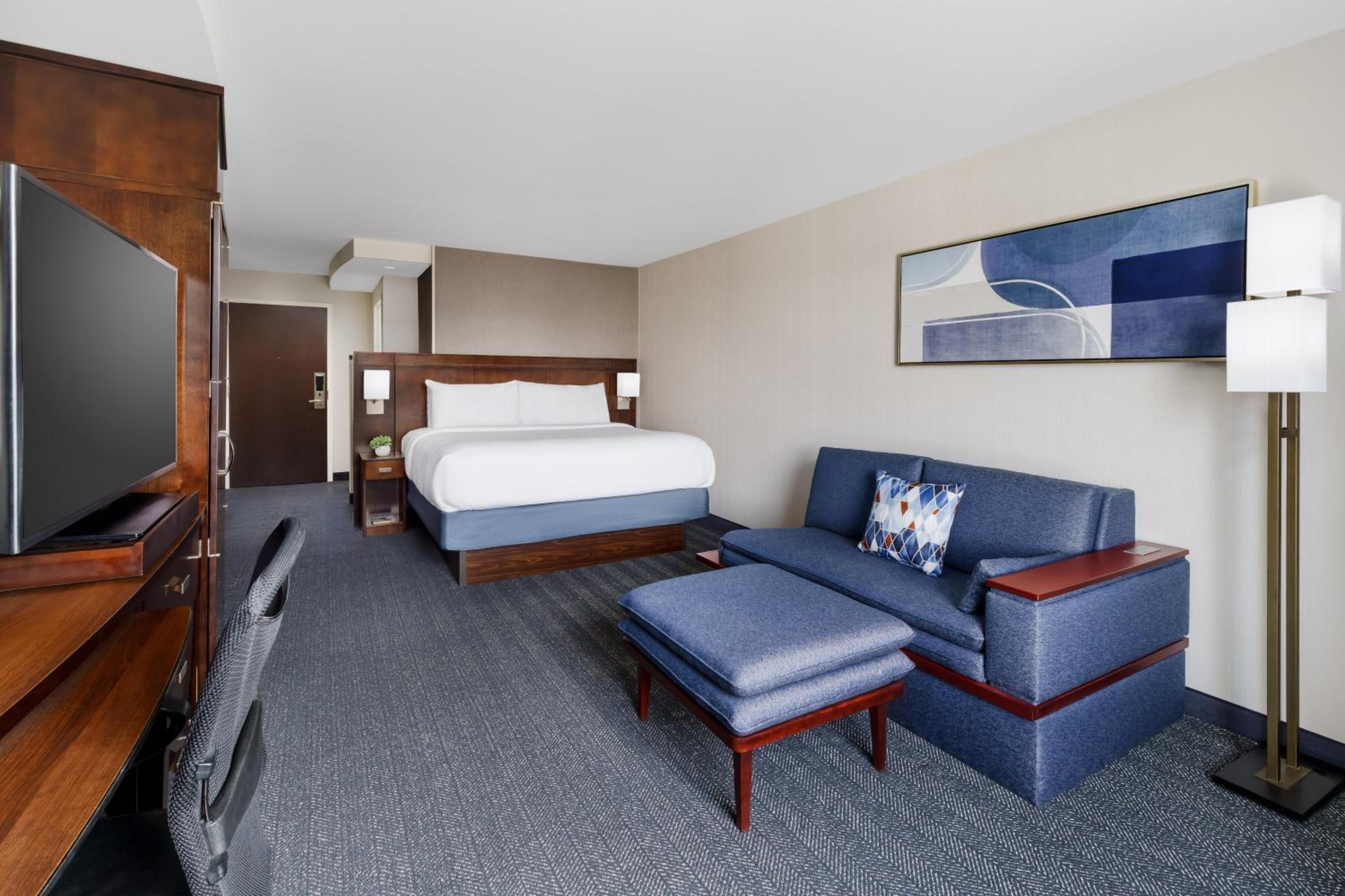 King Room with Sofa Bed - Photo 9