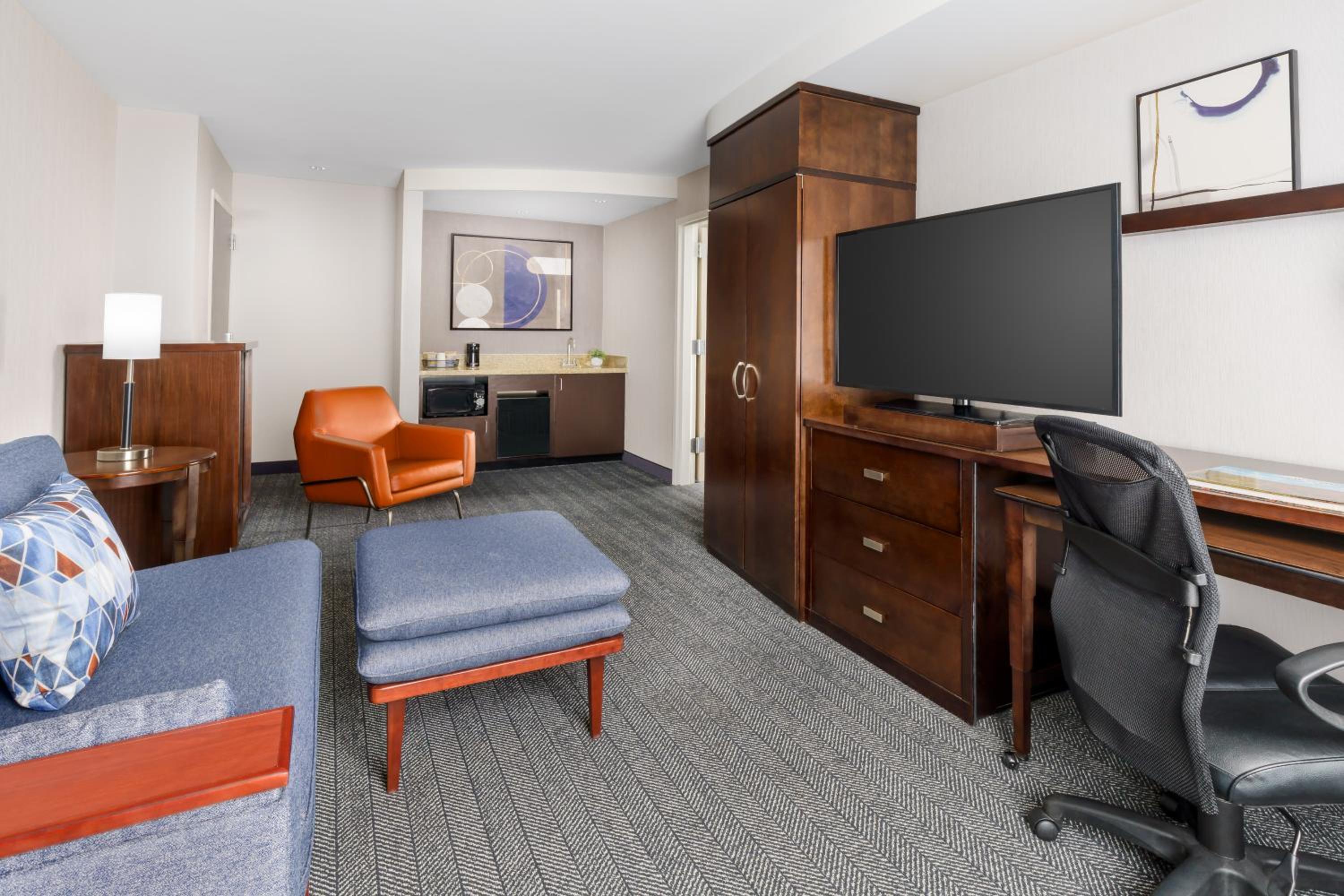 1 Bedroom 2 room Suite, 1 King, Sofa bed - Photo 5