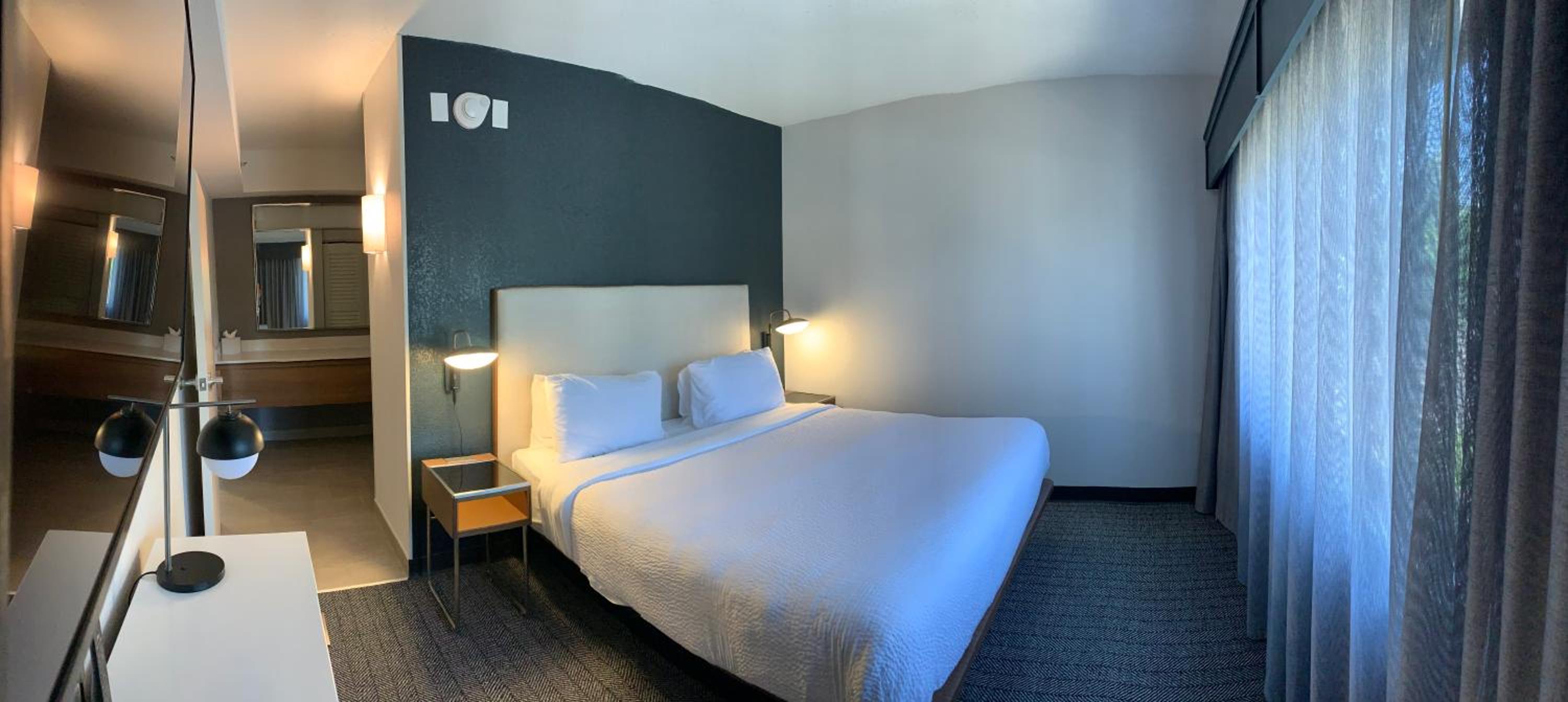 Guest Room, 1 King - Photo 1