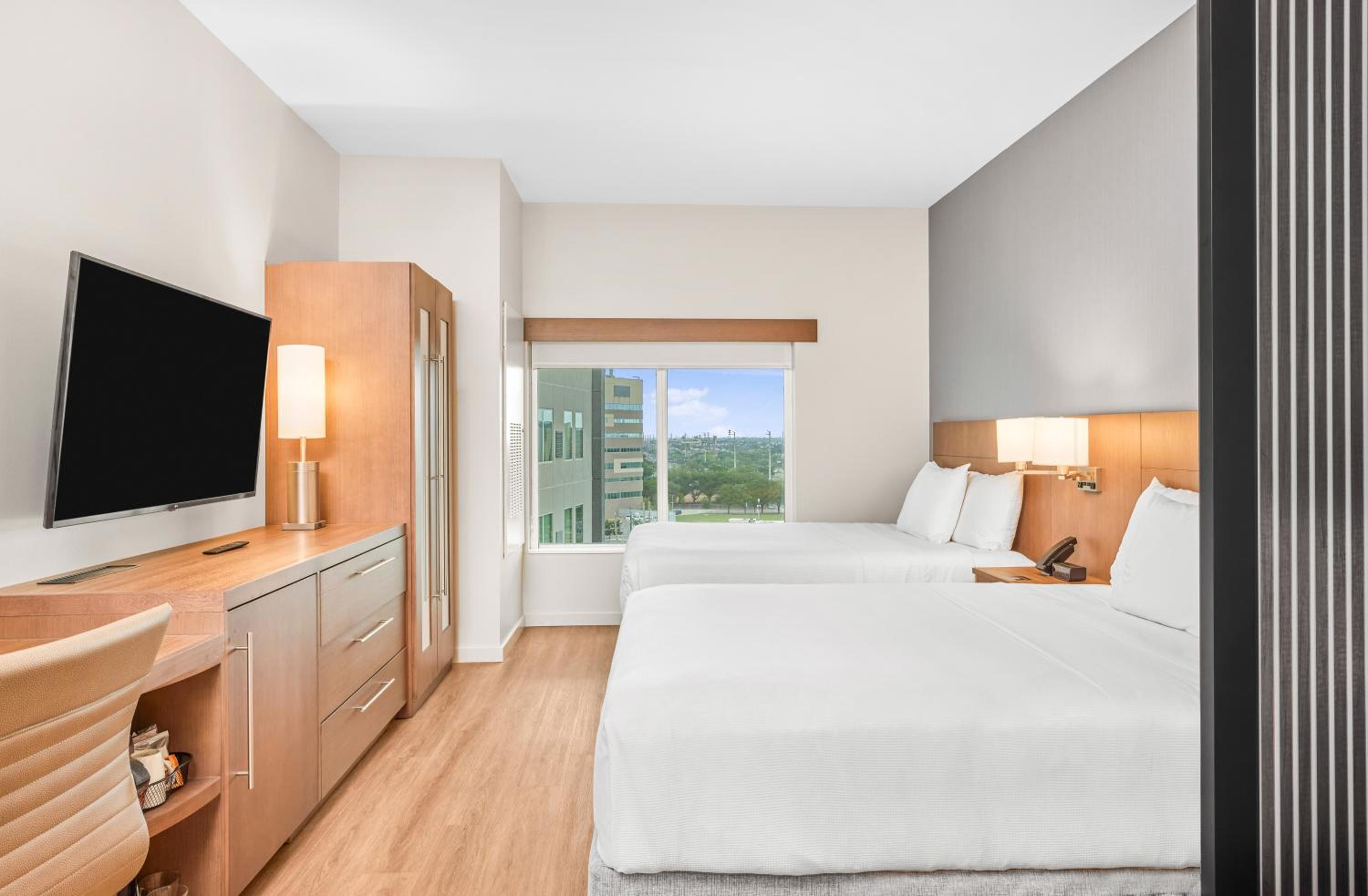 Queen Room with Two Queen Beds and Sofa Bed - High Floor - Photo 1