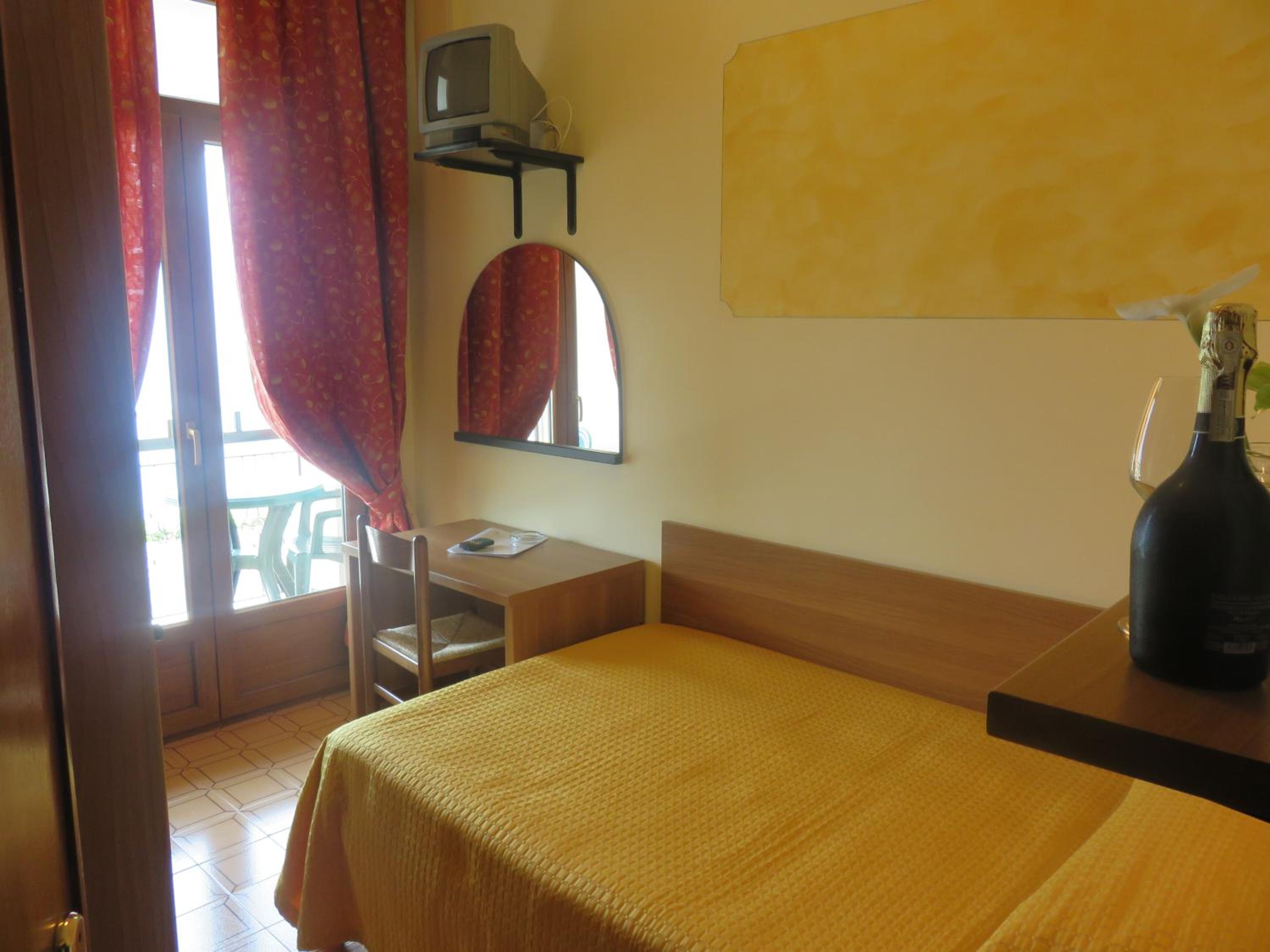Single Room with Lake View and Balcony photo 2