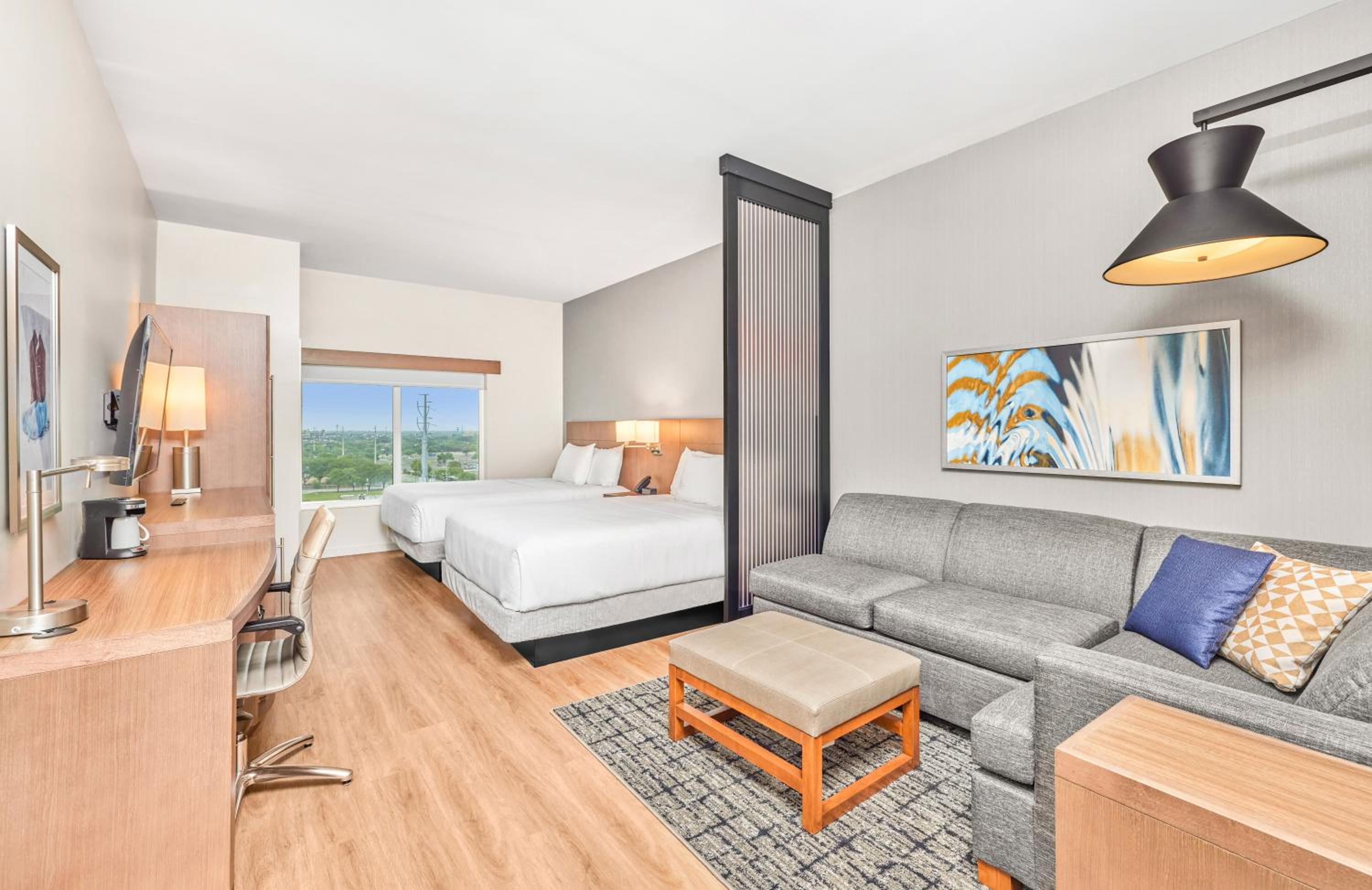 Queen Room with Two Queen Beds and Sofa Bed - High Floor - Photo 4