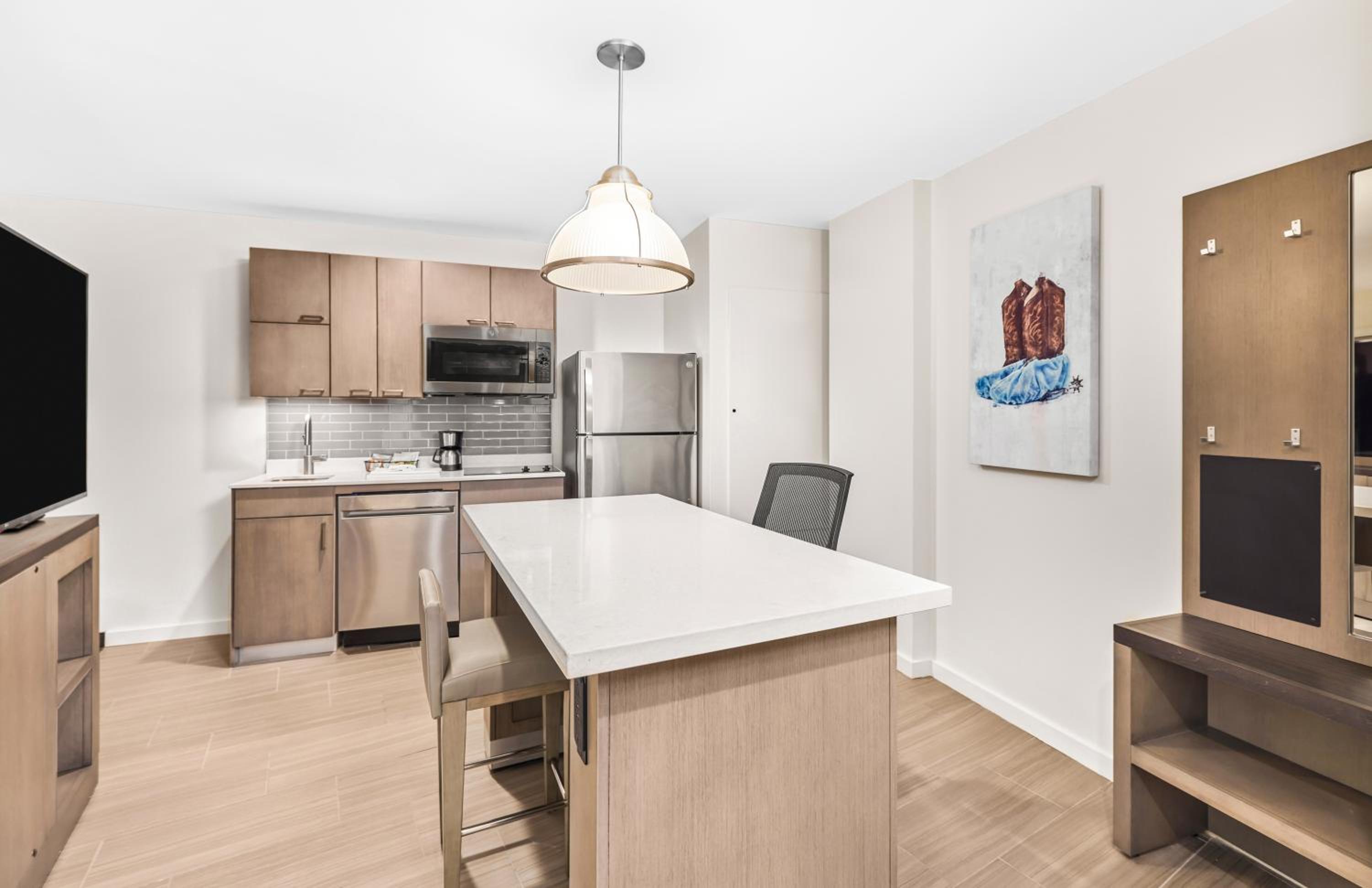 One-Bedroom King Suite with Panoramic View - Photo 3