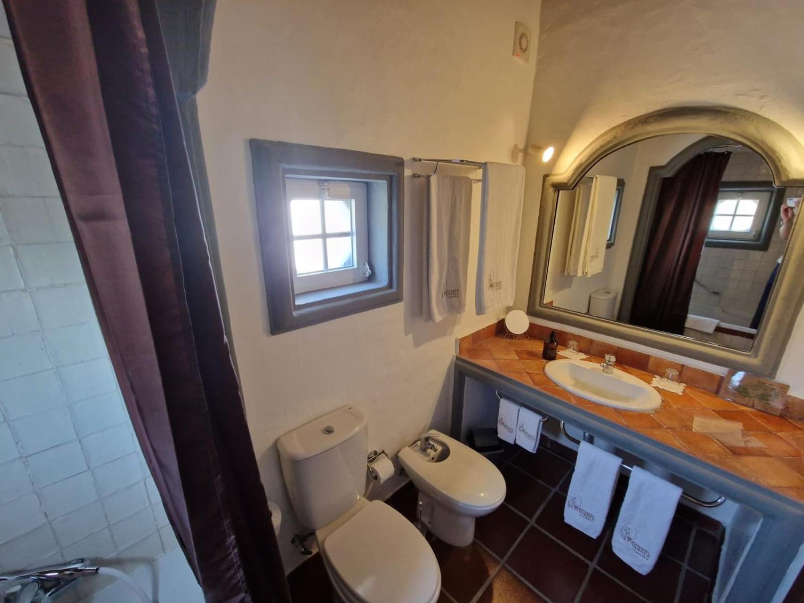 Deluxe Family Suite - Photo 3