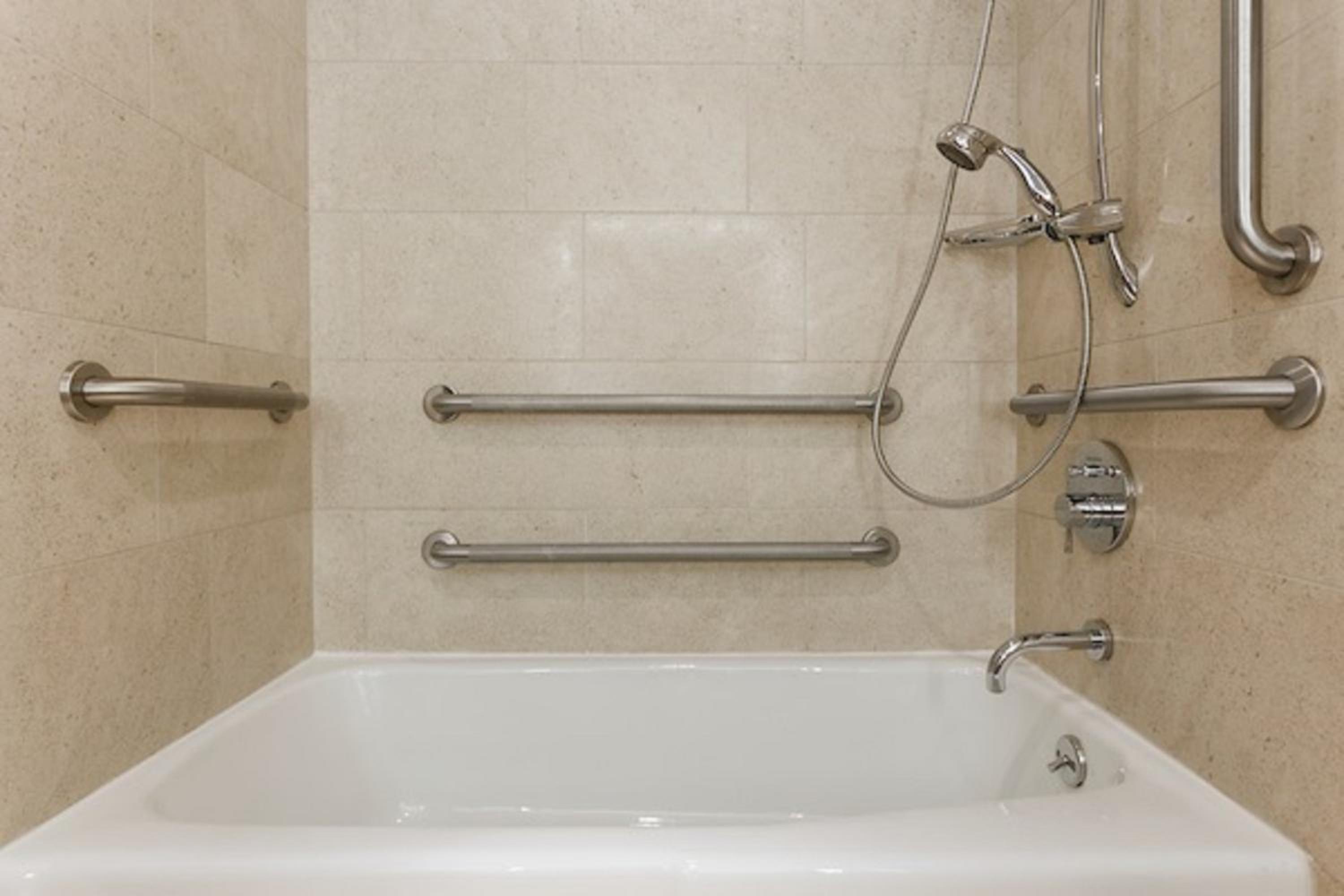 King Room with Adapted Tub - Mobility and Hearing Accessible - Photo 4