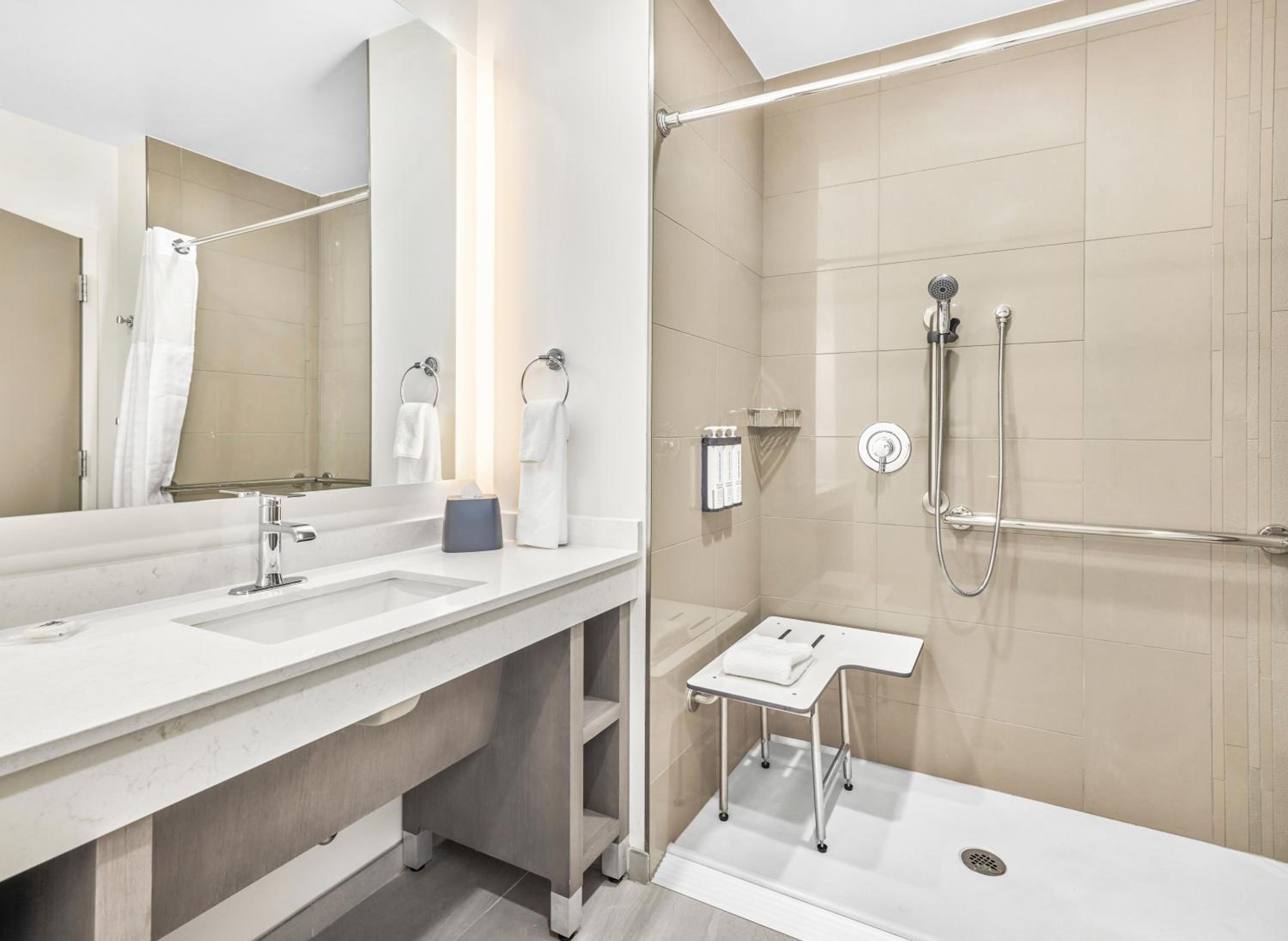 Den King Room with Roll-in Shower - Disability Access - Photo 5