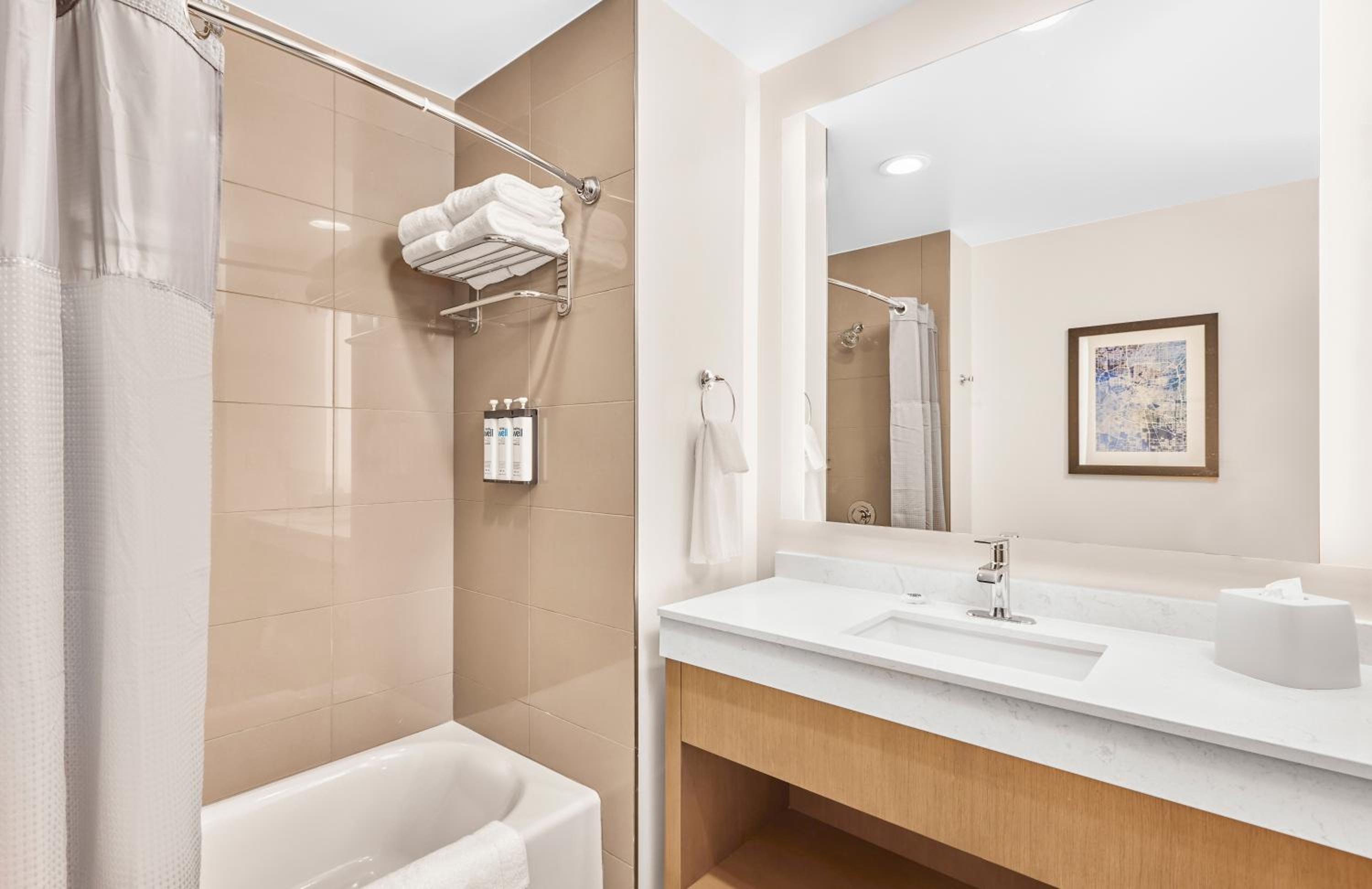 One-Bedroom Queen Suite with Two Queen Beds with Sofa Bed, Kitchen and Tub - Disability Access - Photo 4