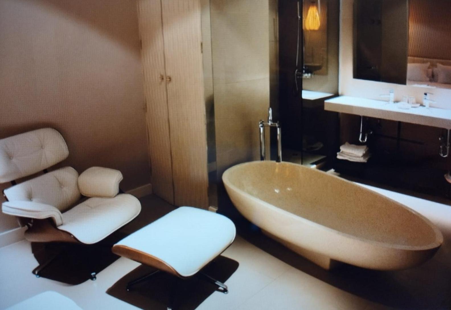 Deluxe Double Room with Bath photo 3