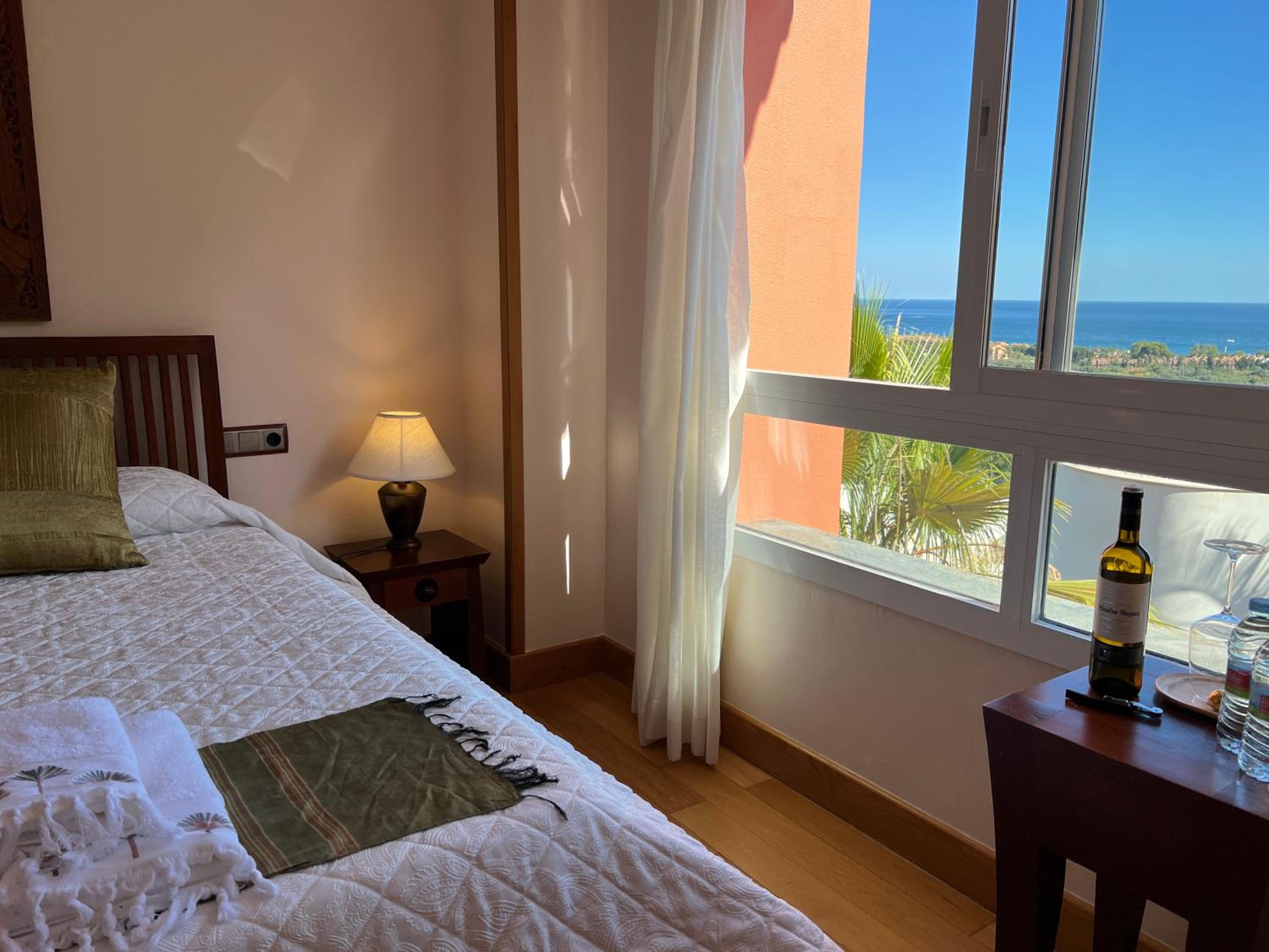 Superior Twin Room with Sea View - Photo 21