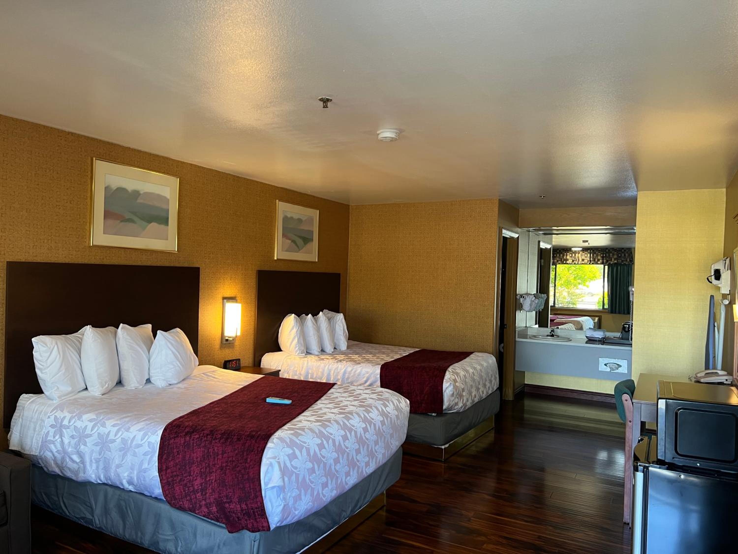 Queen Room with Two Queen Beds - Non-Smoking - Photo 1