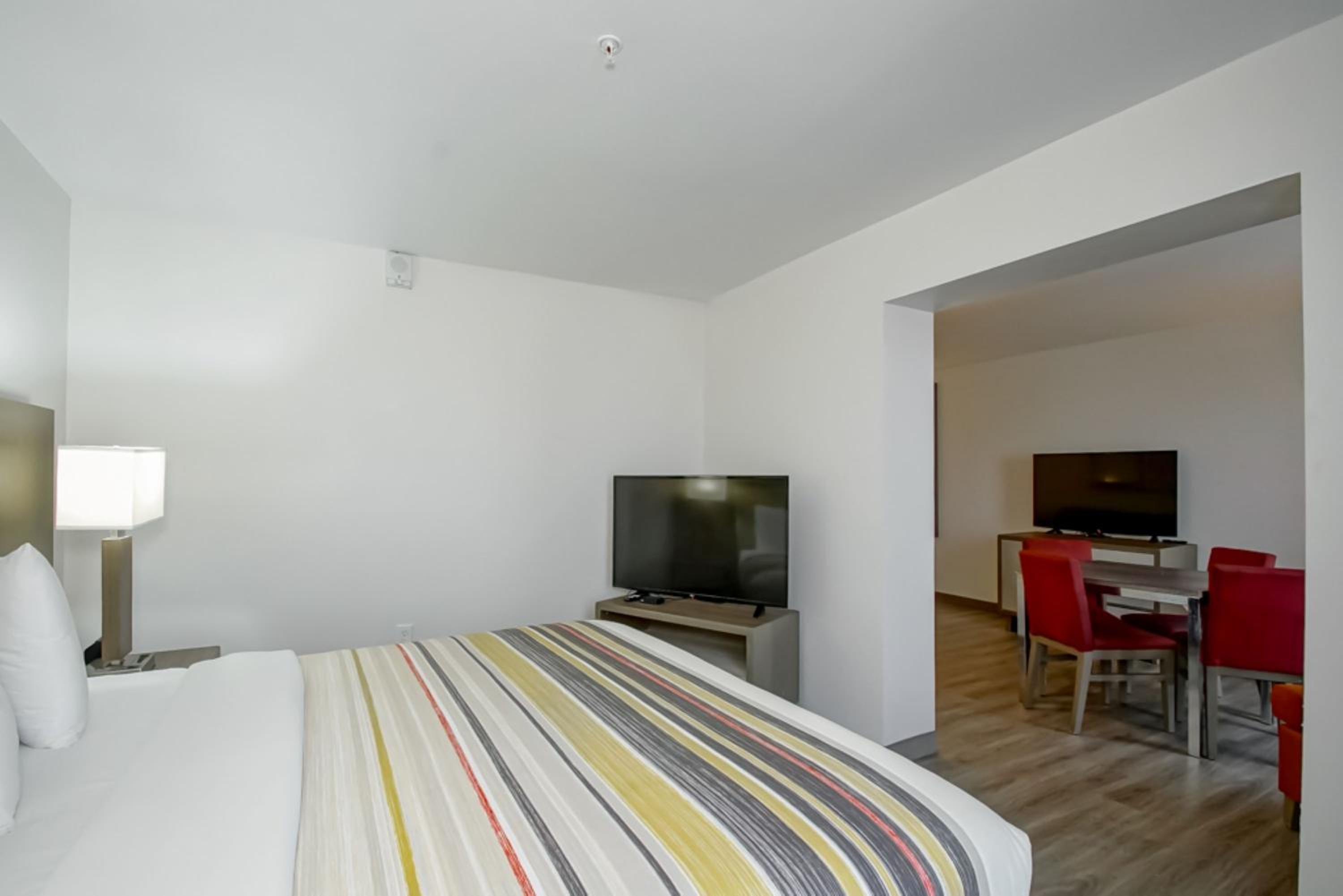 One-Bedroom King Suite - Non-Smoking photo 3