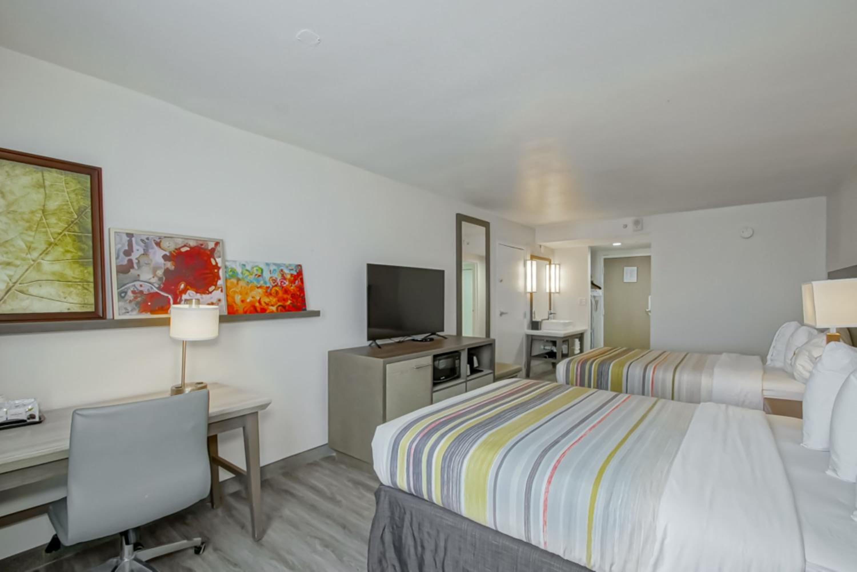 Queen Room with Two Queen Beds - Non-Smoking photo 2