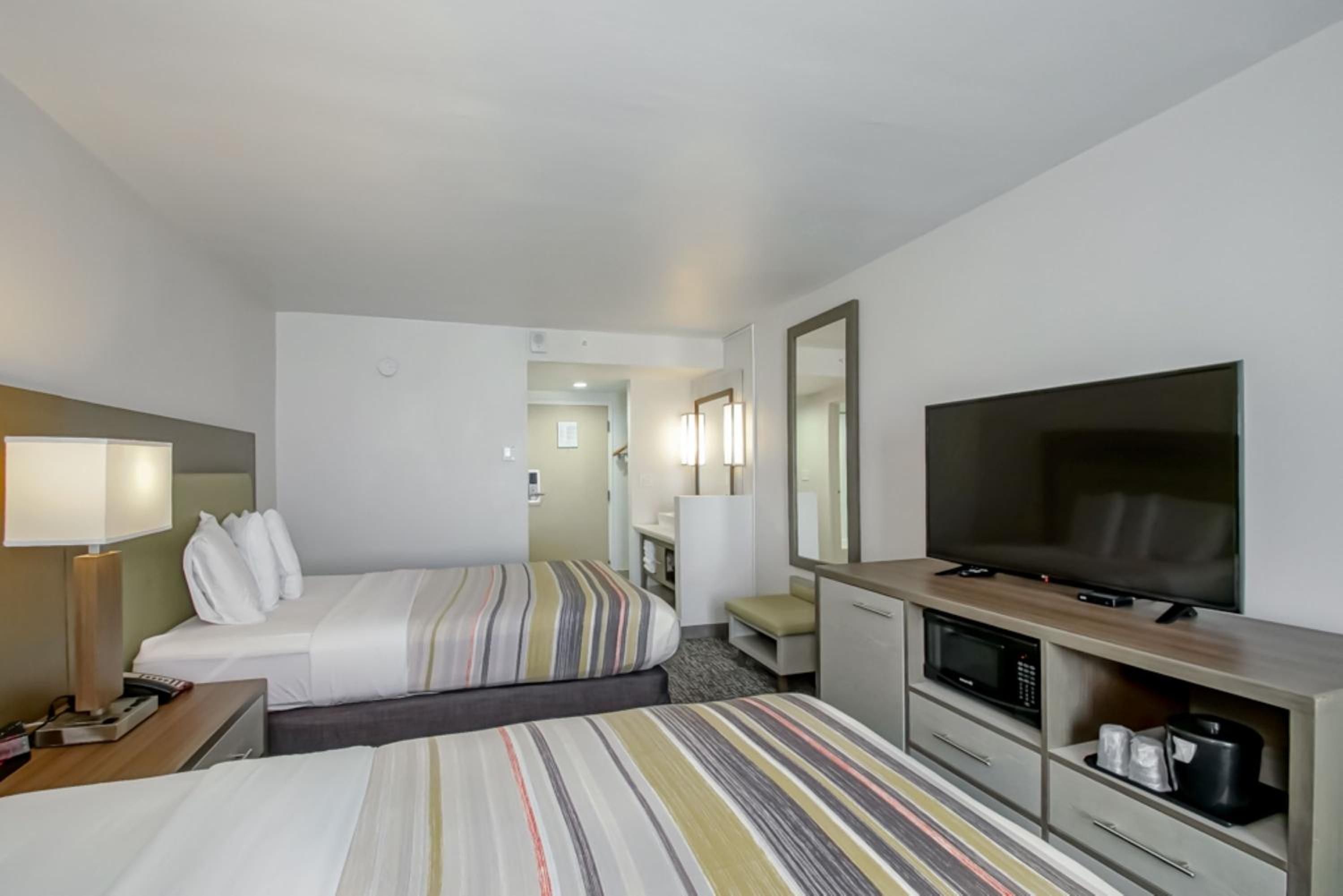 Queen Room with Two Queen Beds - Non-Smoking photo 3