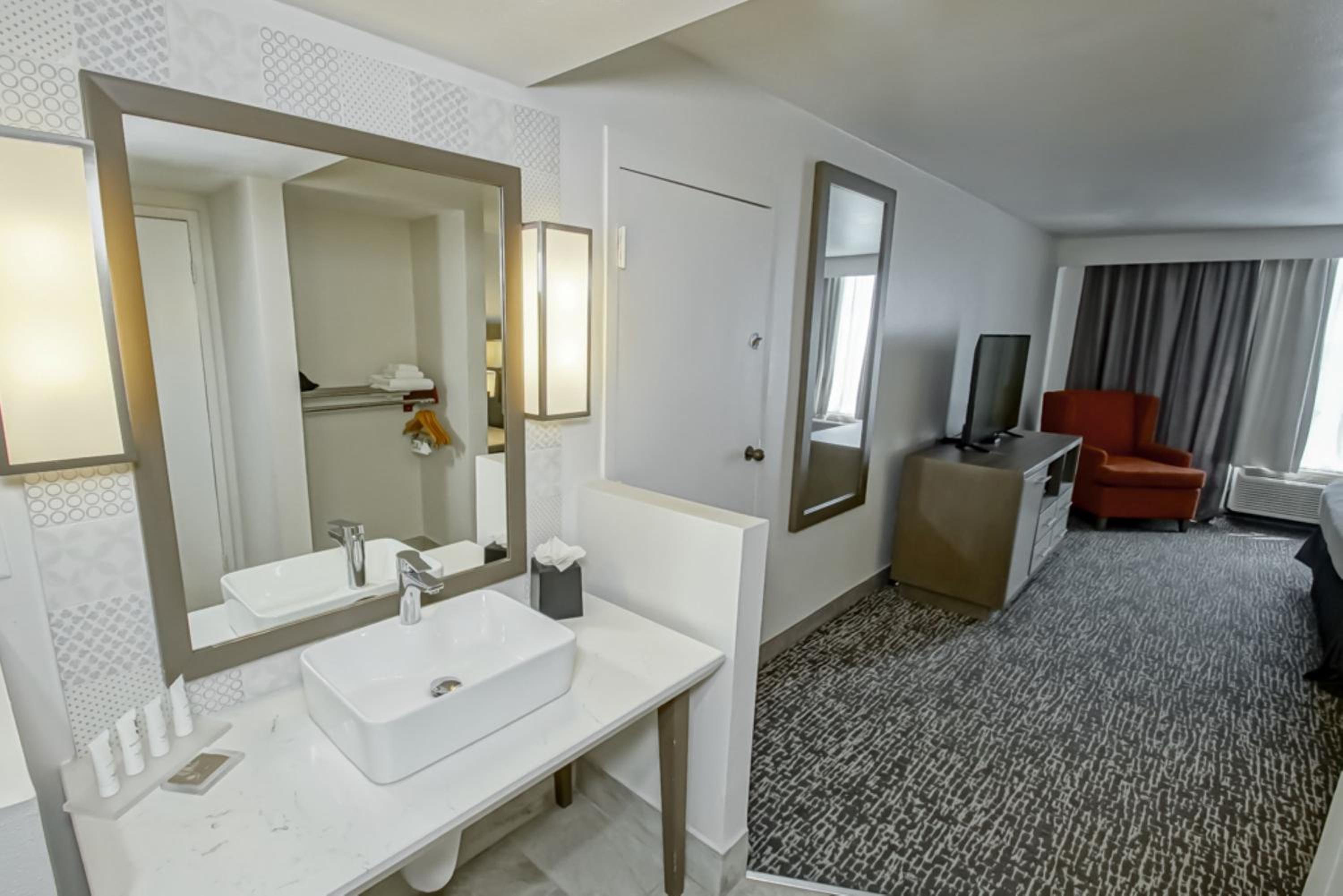 King Room - Non-Smoking photo 2