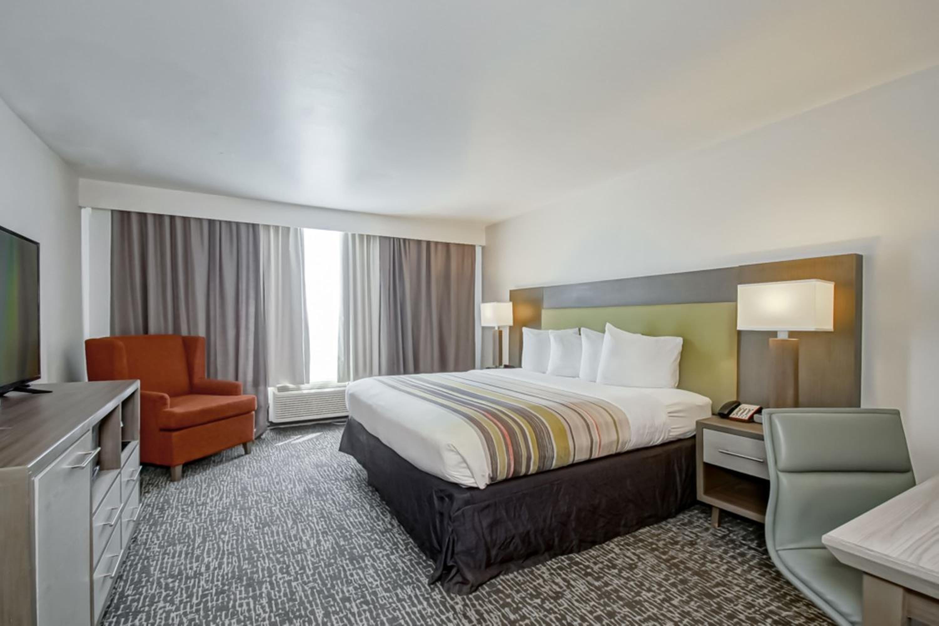 King Room with Accessible Roll-In Shower - Non-Smoking photo 3